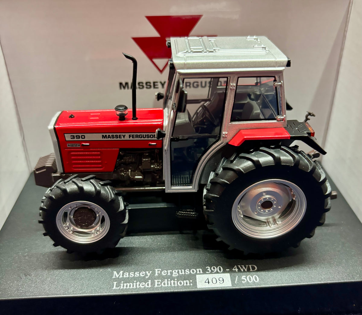Universal Hobbies Massey Ferguson 390 4WD Tractor 1:32 Scale