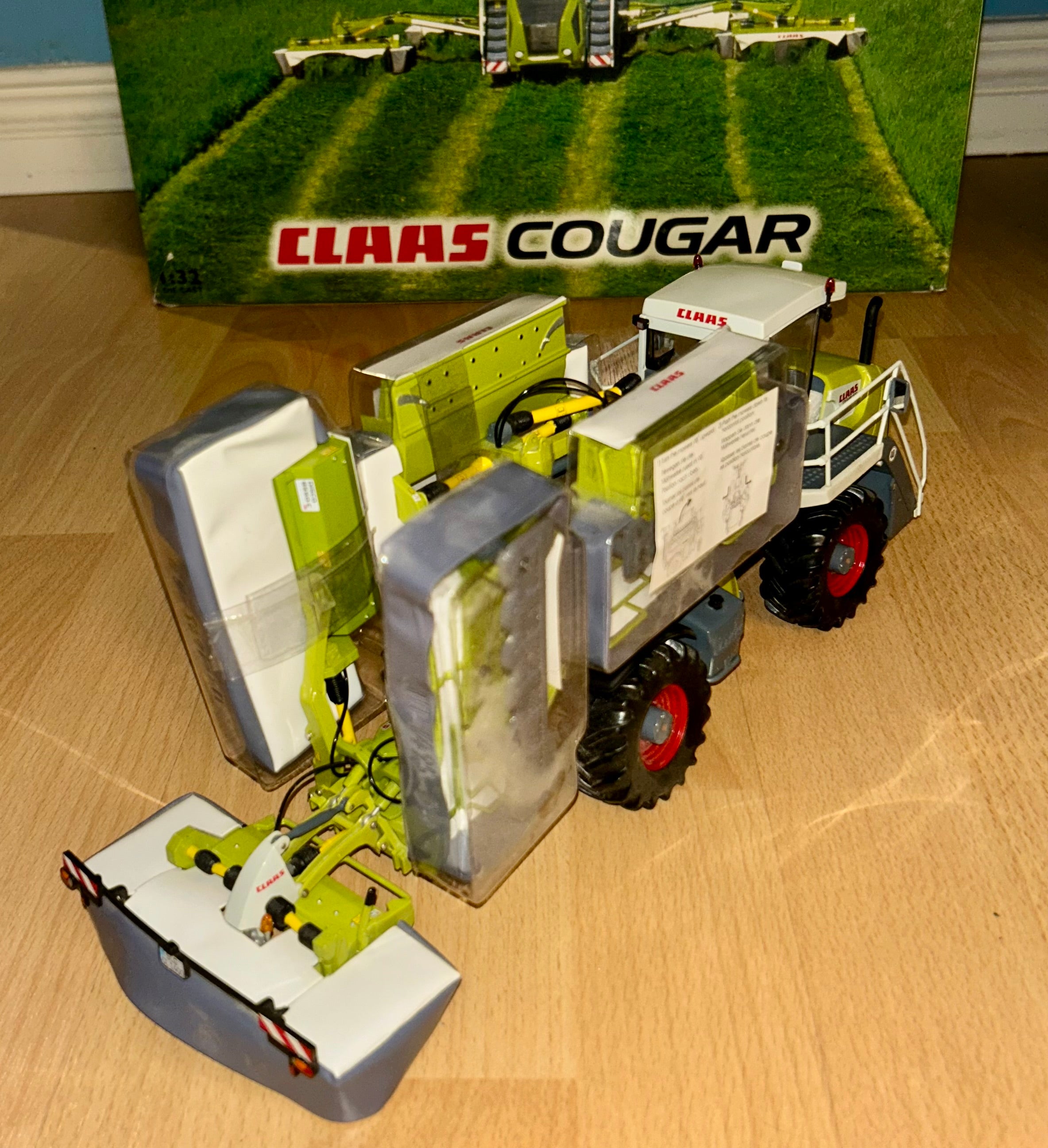Universal Hobbies Claas Cougar Self Propelled Mower 1:32 Scale