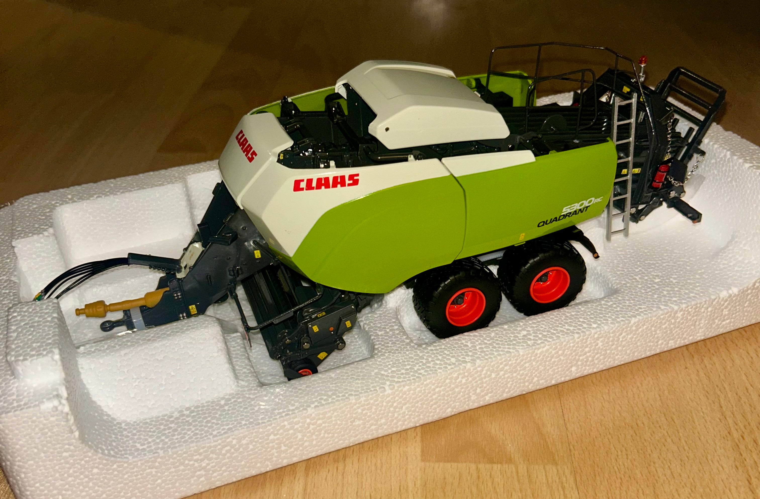 ROS CLAAS QUADRANT 5300 RC BIG SQUARE BALER 1:32 SCALE