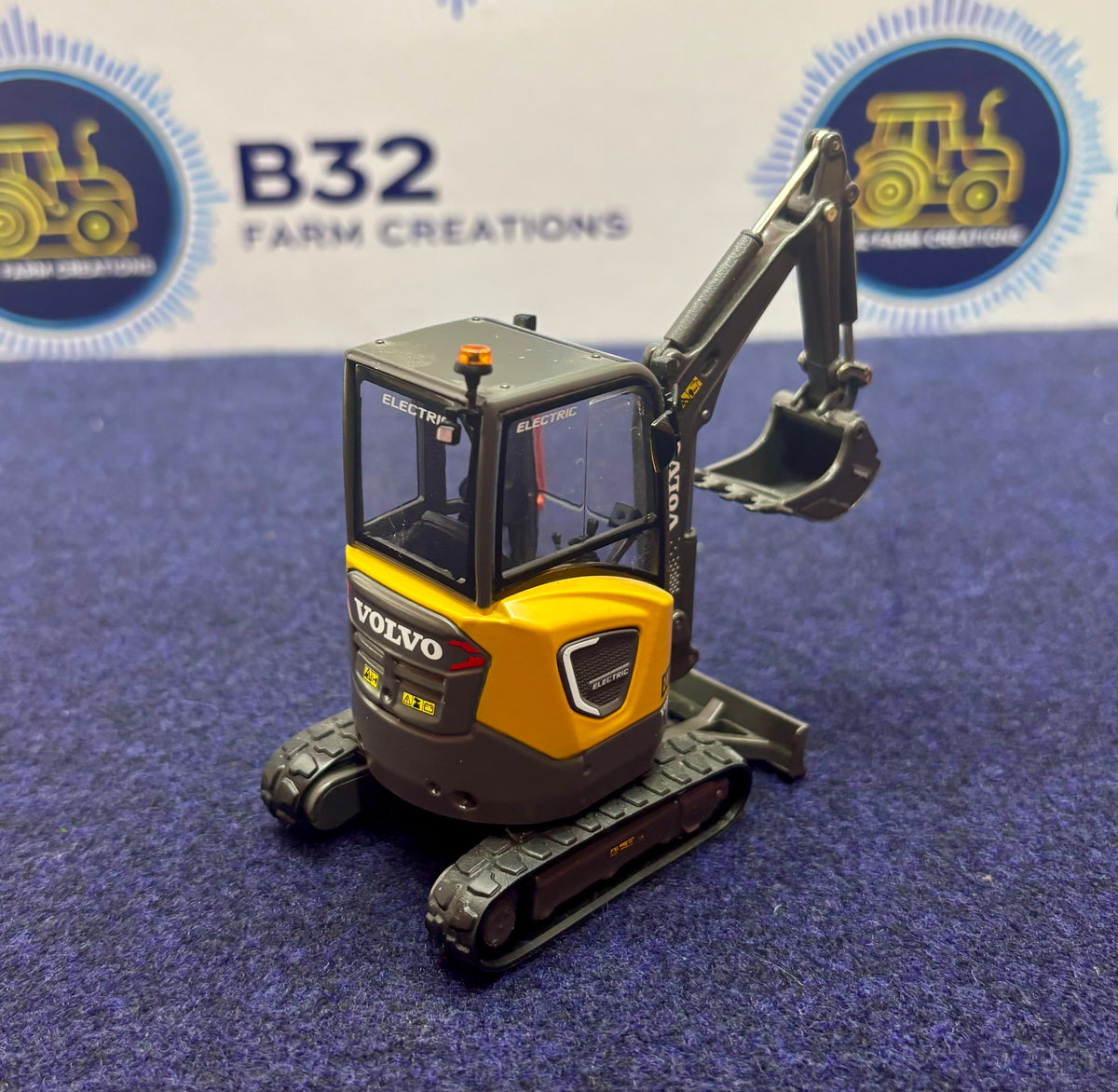 AT Collections Volvo ECR25 Digger 1:32 Scale - No Box