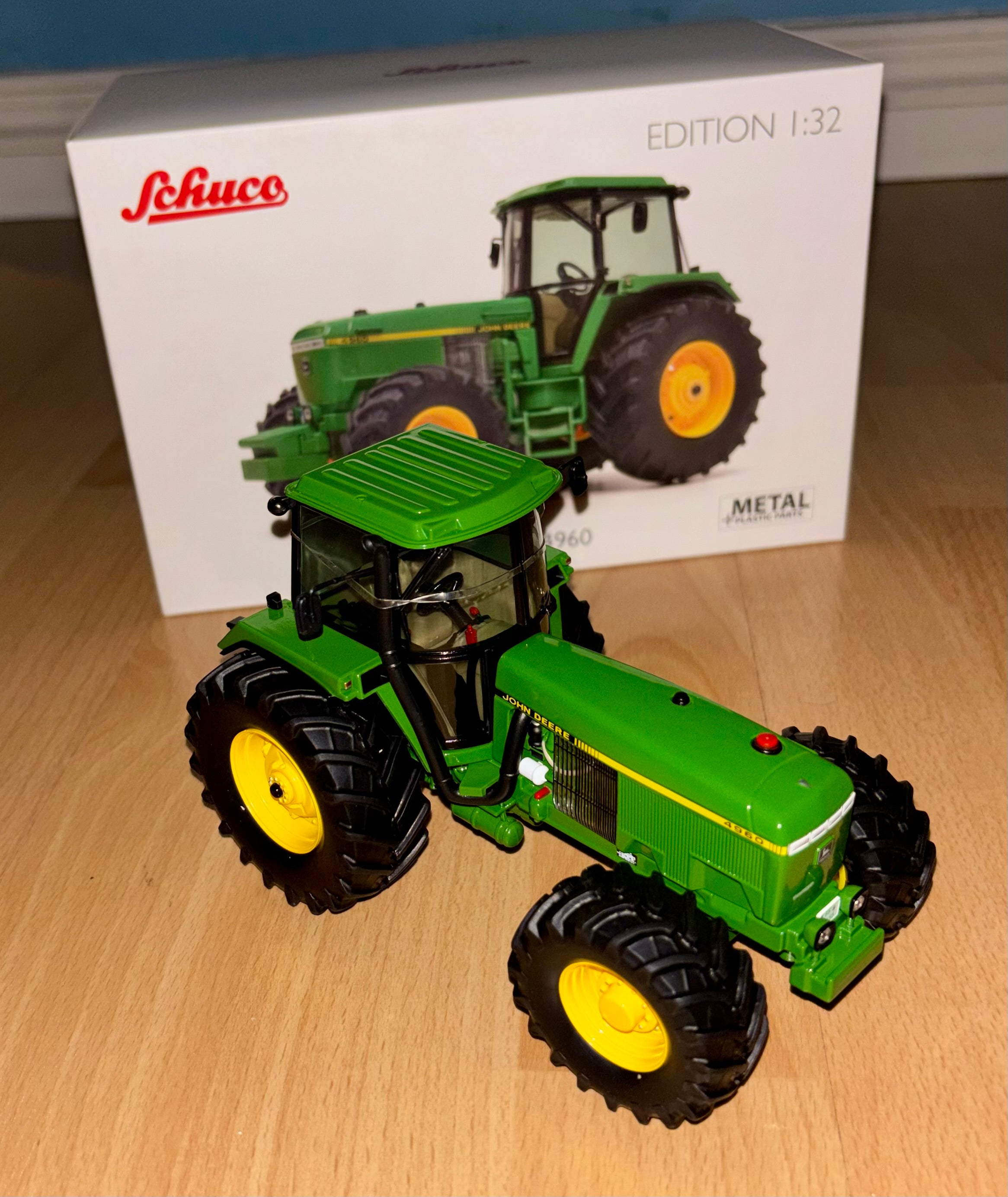 SCHUCO 1:32 SCALE JOHN DEERE 4960 TRACTOR