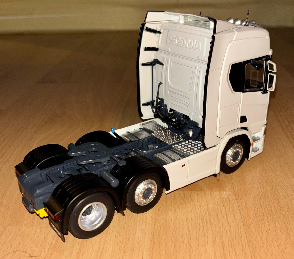 MARGE MODELS 1:32 SCALE SCANIA R530 6X2 LORRY IN WHITE