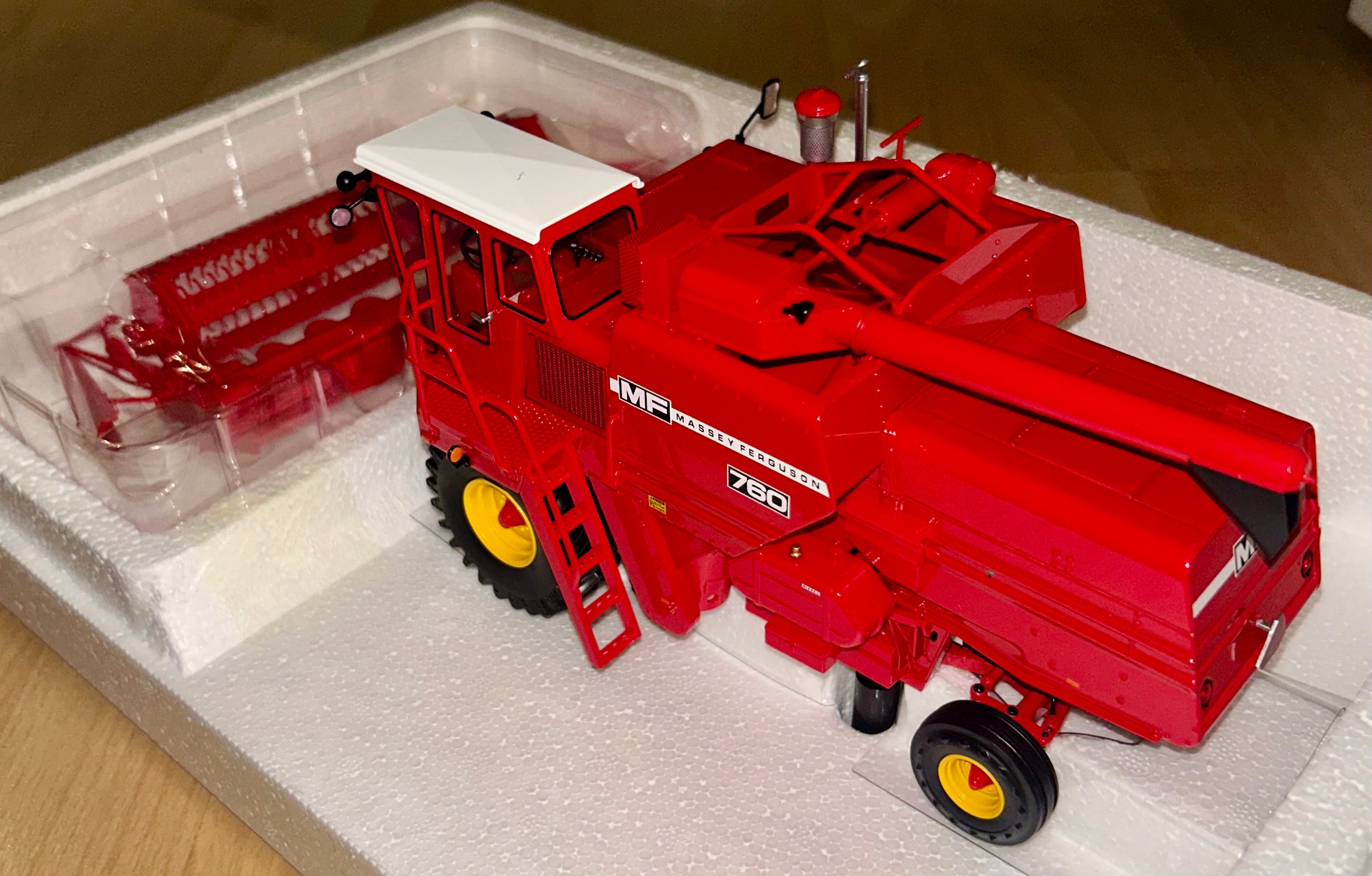 UNIVERSAL HOBBIES MASSEY FERGUSON 760 HARVESTER 1:32 SCALE