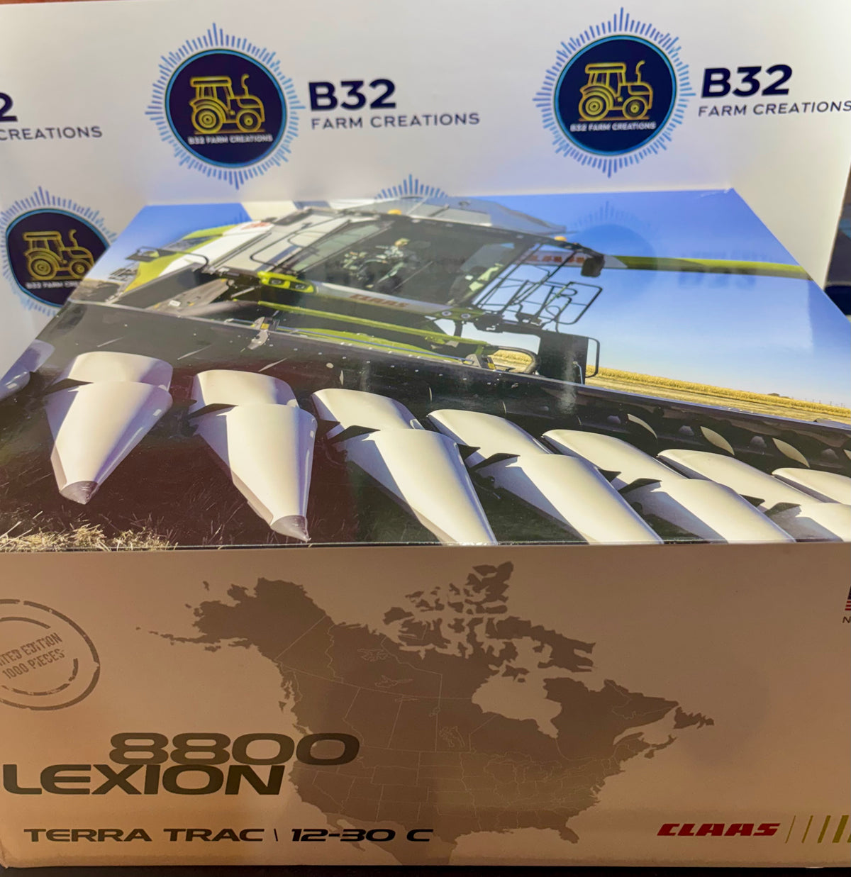 MARGE MODELS 1:32 SCALE CLAAS LEXION 8800 TERRA TRAC WITH CORN HEADER + TRAILER