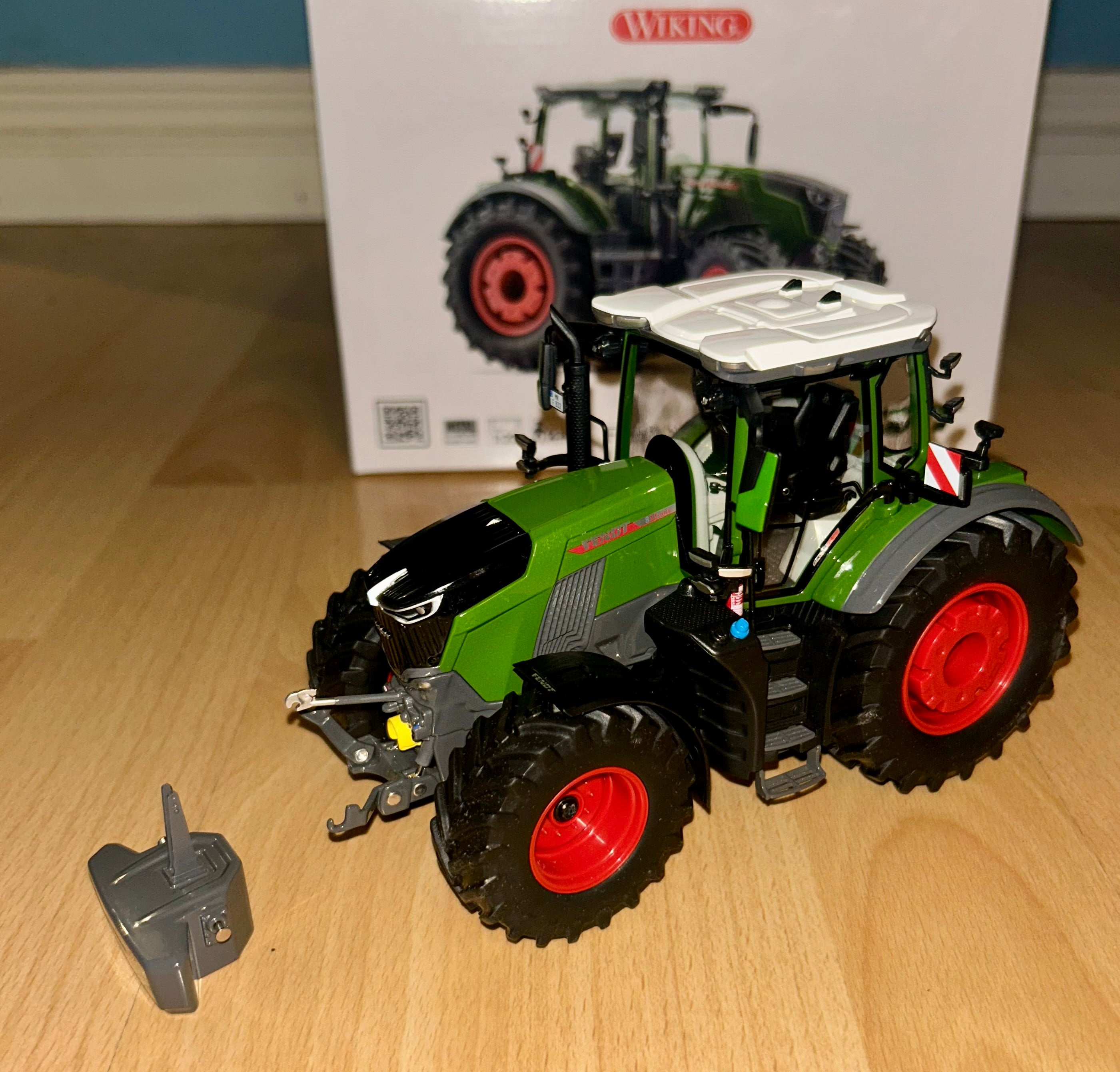 WIKING 1:32 SCALE FENDT 832 VARIO TRACTOR