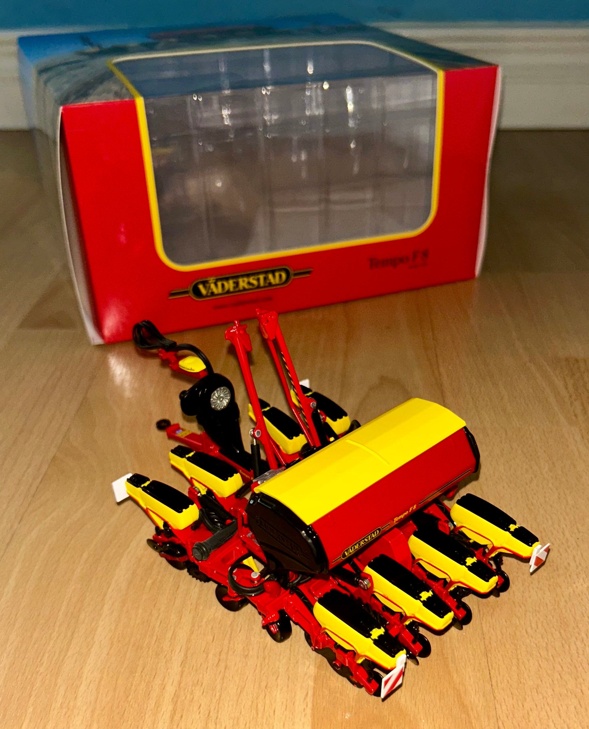 USK Vaderstad Tempo F8 Drill - 1:32 New/Mint