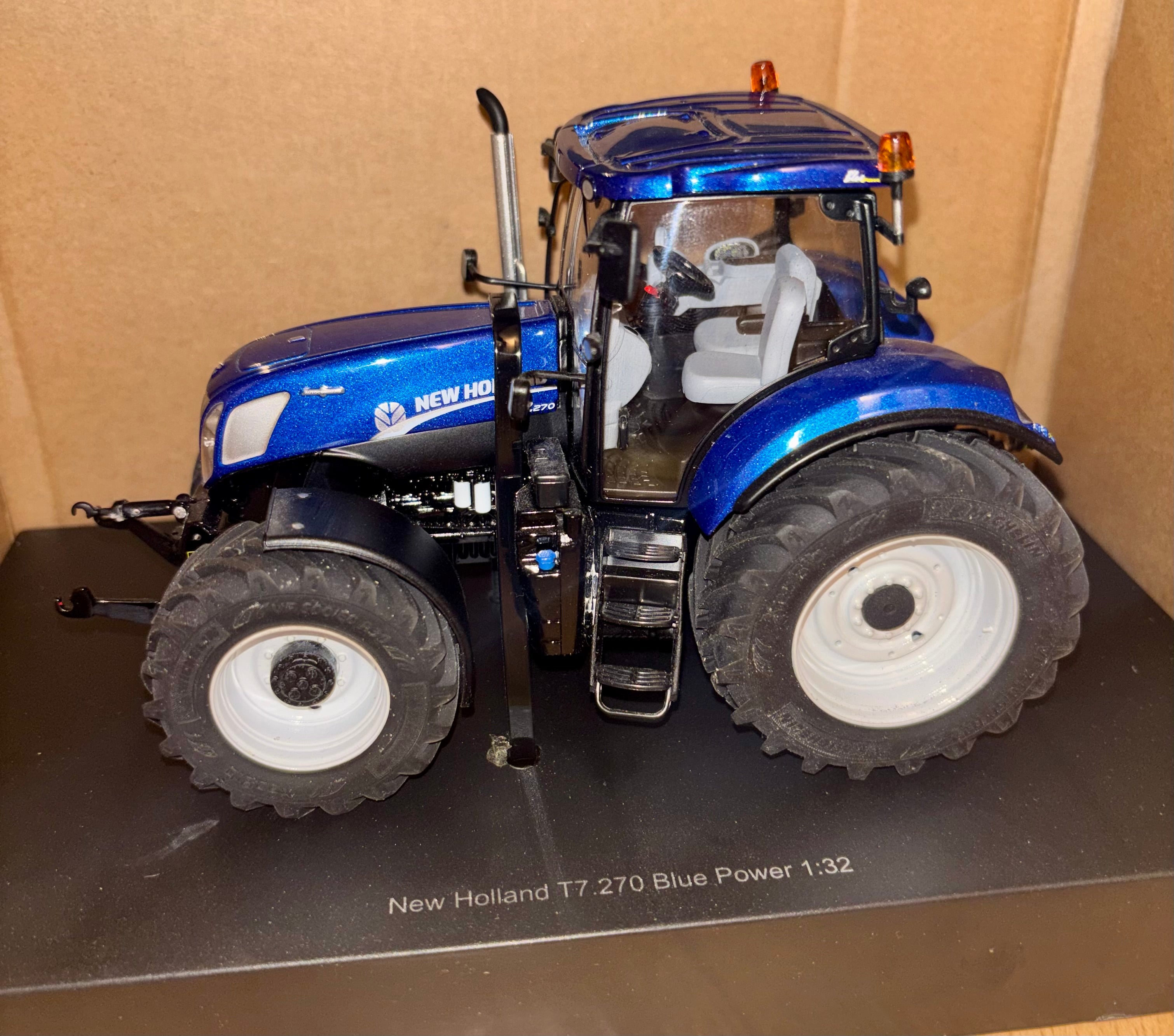 ROS 1:32 SCALE NEW HOLLAND T7.270 BLUE POWER TRACTOR WITH P32 WHEELS FITTED