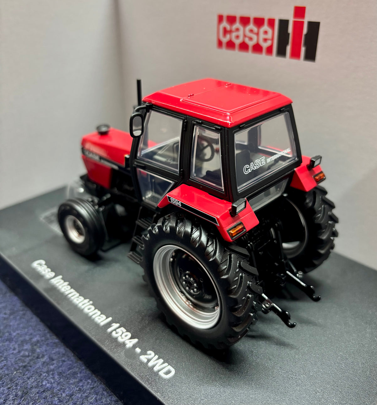 UNIVERSAL HOBBIES 1:32 SCALE CASE IH 1594 2WD (1985) TRACTOR