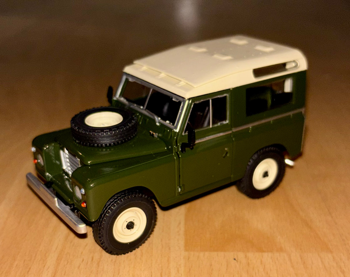 MARGE MODELS 1:32 SCALE LAND ROVER SERIES 3 DEFENDER 88 SAFARI ROOF BRONZE GREEN