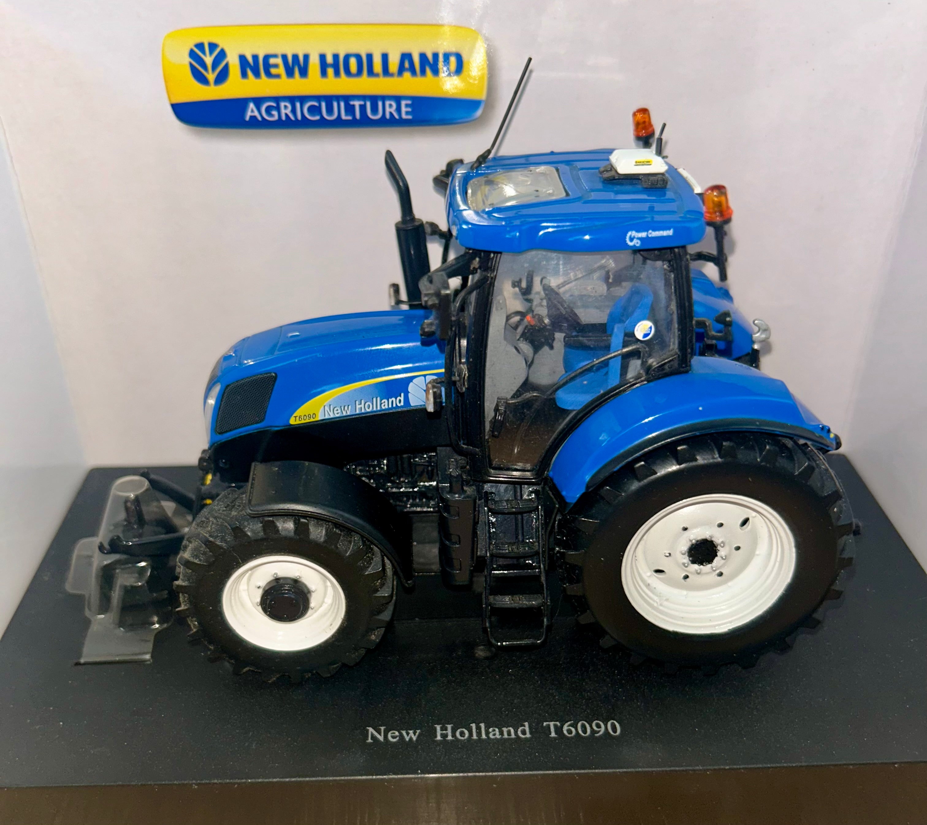 Universal Hobbies New Holland T6090 1:32 Scale