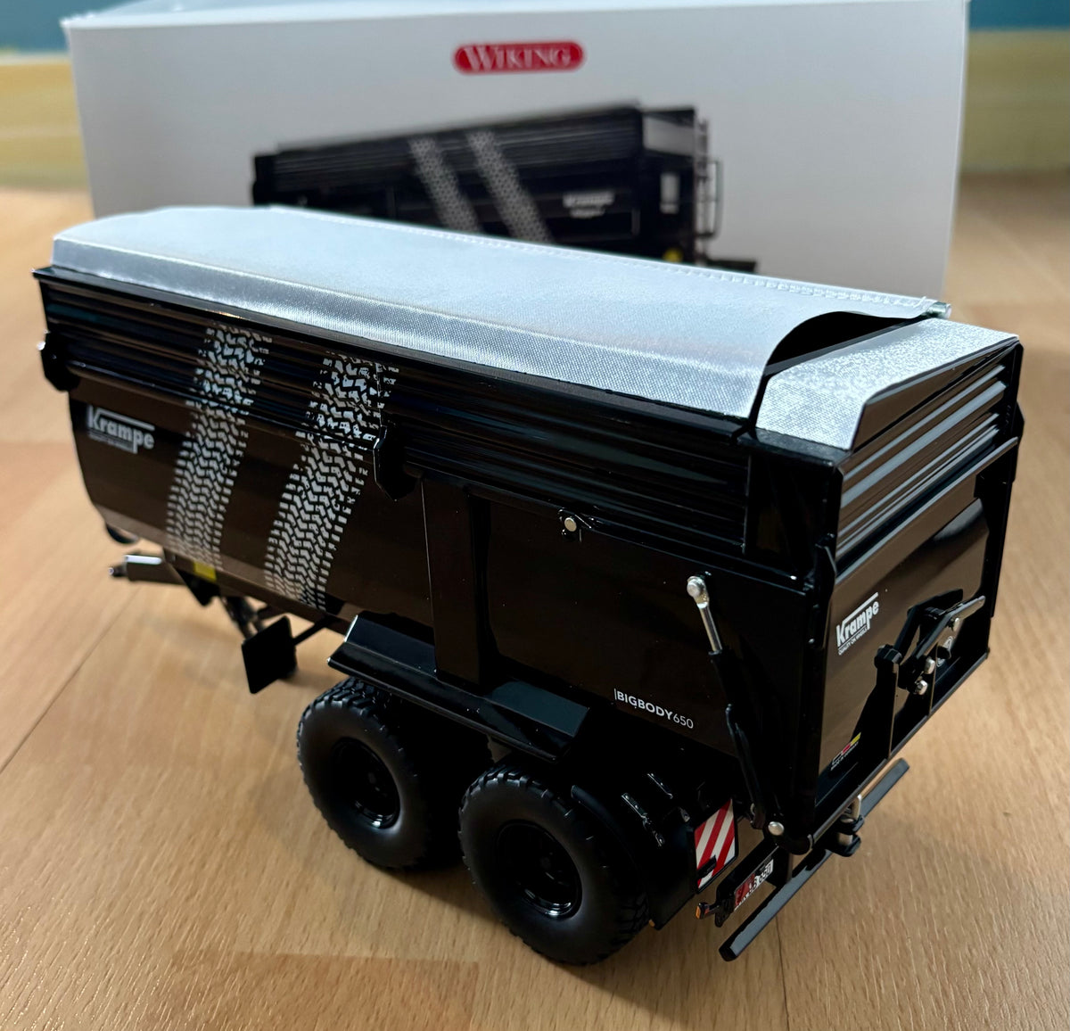 WIKING 1:32 SCALE KRAMPE BIG BODY 650 IN BLACK WITH SILAGE SIDES "TYRE TRACKS"