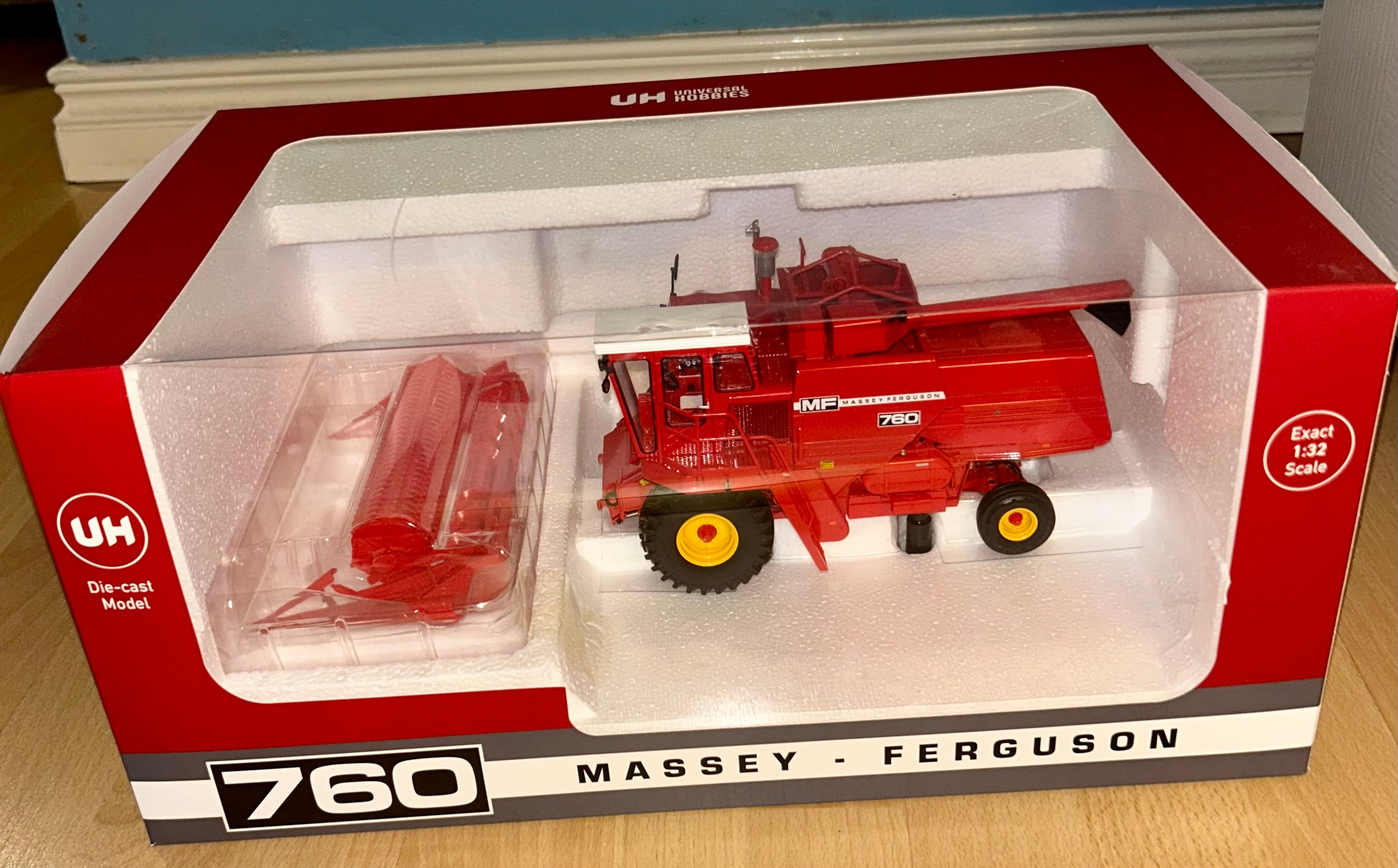 UNIVERSAL HOBBIES MASSEY FERGUSON 760 HARVESTER 1:32 SCALE