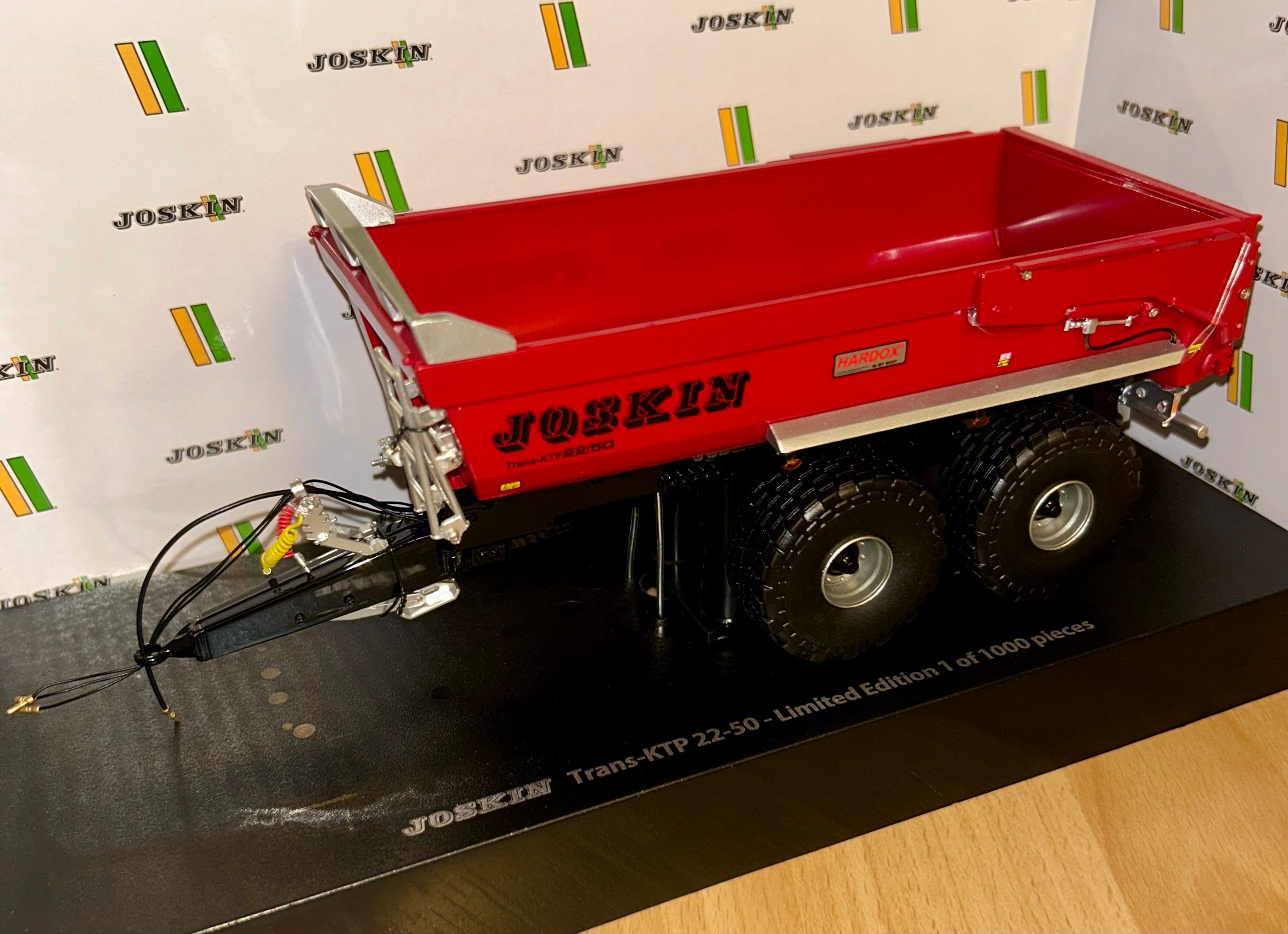 UNIVERSAL HOBBIES 1:32 SCALE JOSKIN TRANS-KTP 22/50 RED - LIMITED EDITION