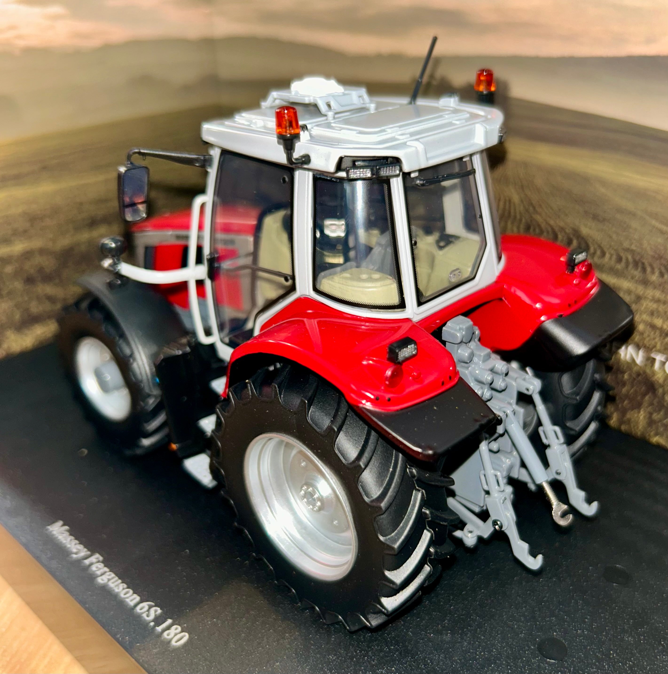 UNIVERSAL HOBBIES MASSEY FERGUSON 6S.180 1:32 Scale