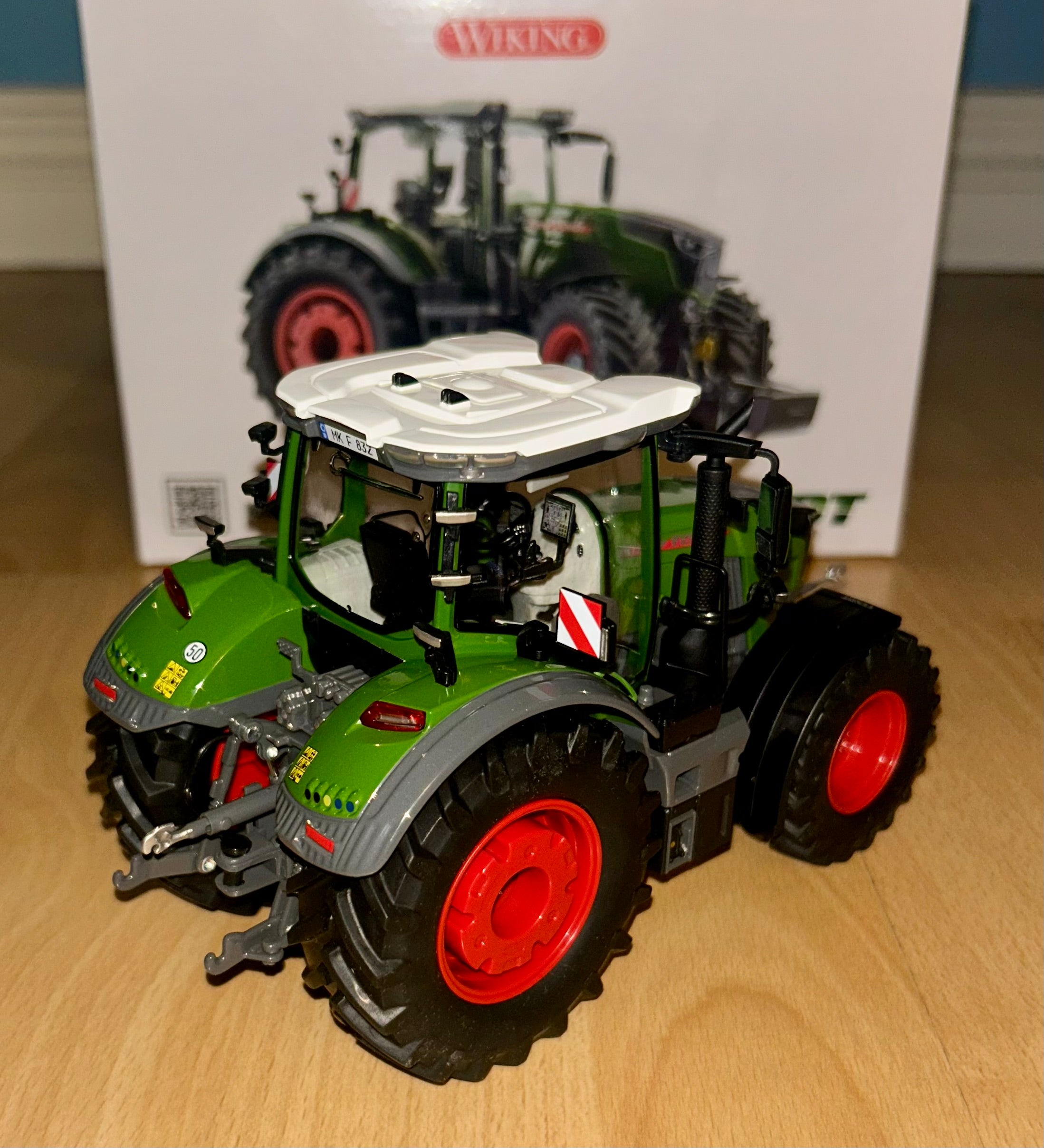 WIKING 1:32 SCALE FENDT 832 VARIO TRACTOR