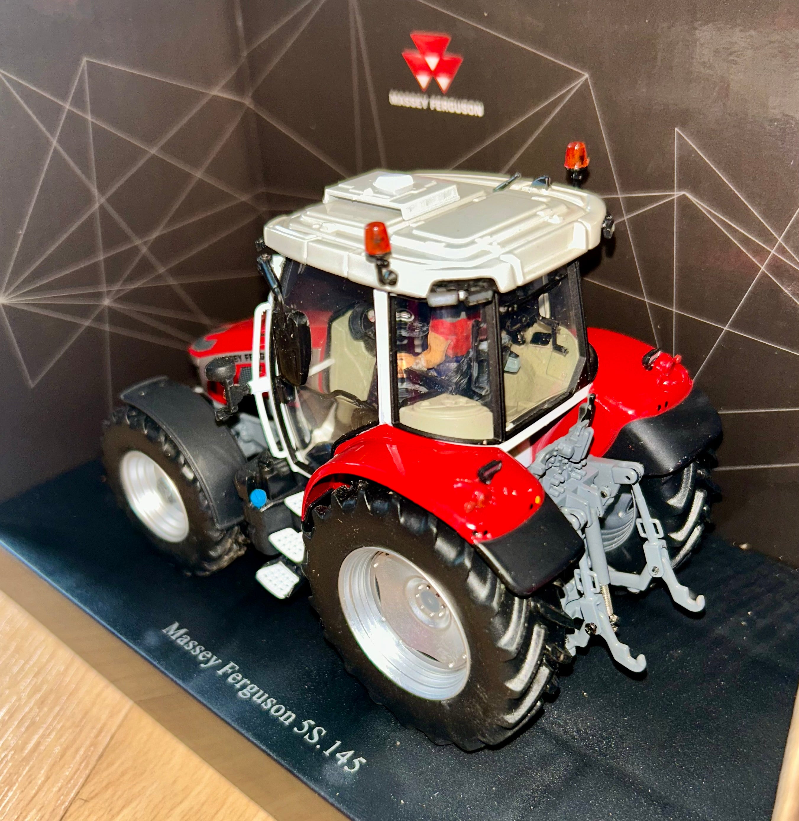 UNIVERSAL HOBBIES 6304 MASSEY FERGUSON 5S.145 1:32 SCALE
