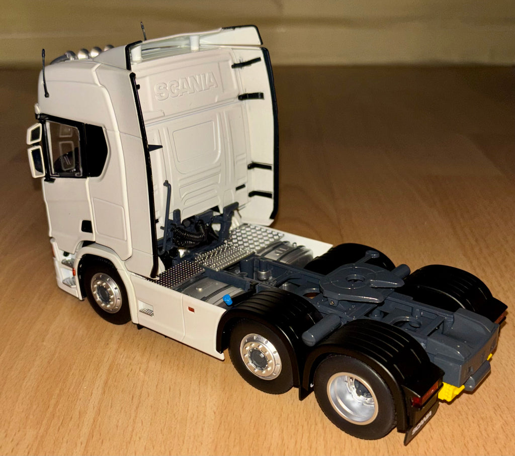 MARGE MODELS 1:32 SCALE SCANIA R530 6X2 LORRY IN WHITE