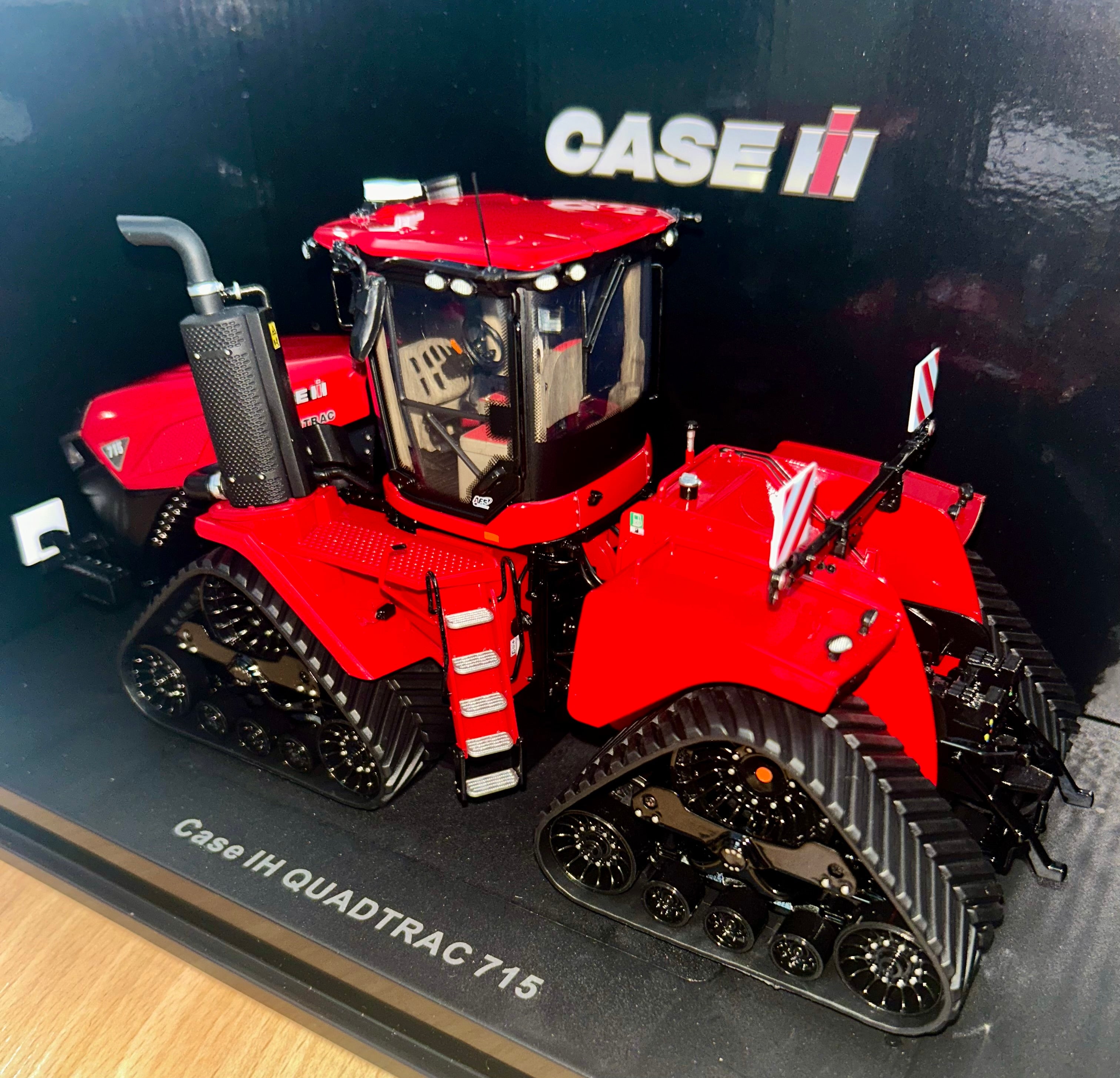 UNIVERSAL HOBBIES CASE IH QUADTRAC 715 1.32 SCALE