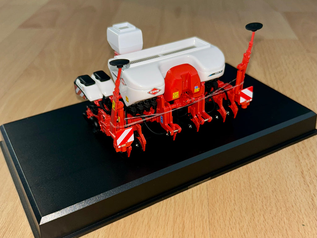 REPLICAGRI KUHN KOSMA TS 6 ROW DRILL WITH WHITE HOPPERS 1:32 SCALE