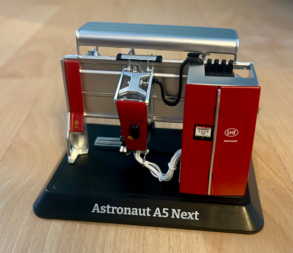 AT COLLECTIONS 1:32 SCALE LELY ASTRONAUT A5 NEXT GEN MILKING ROBOT