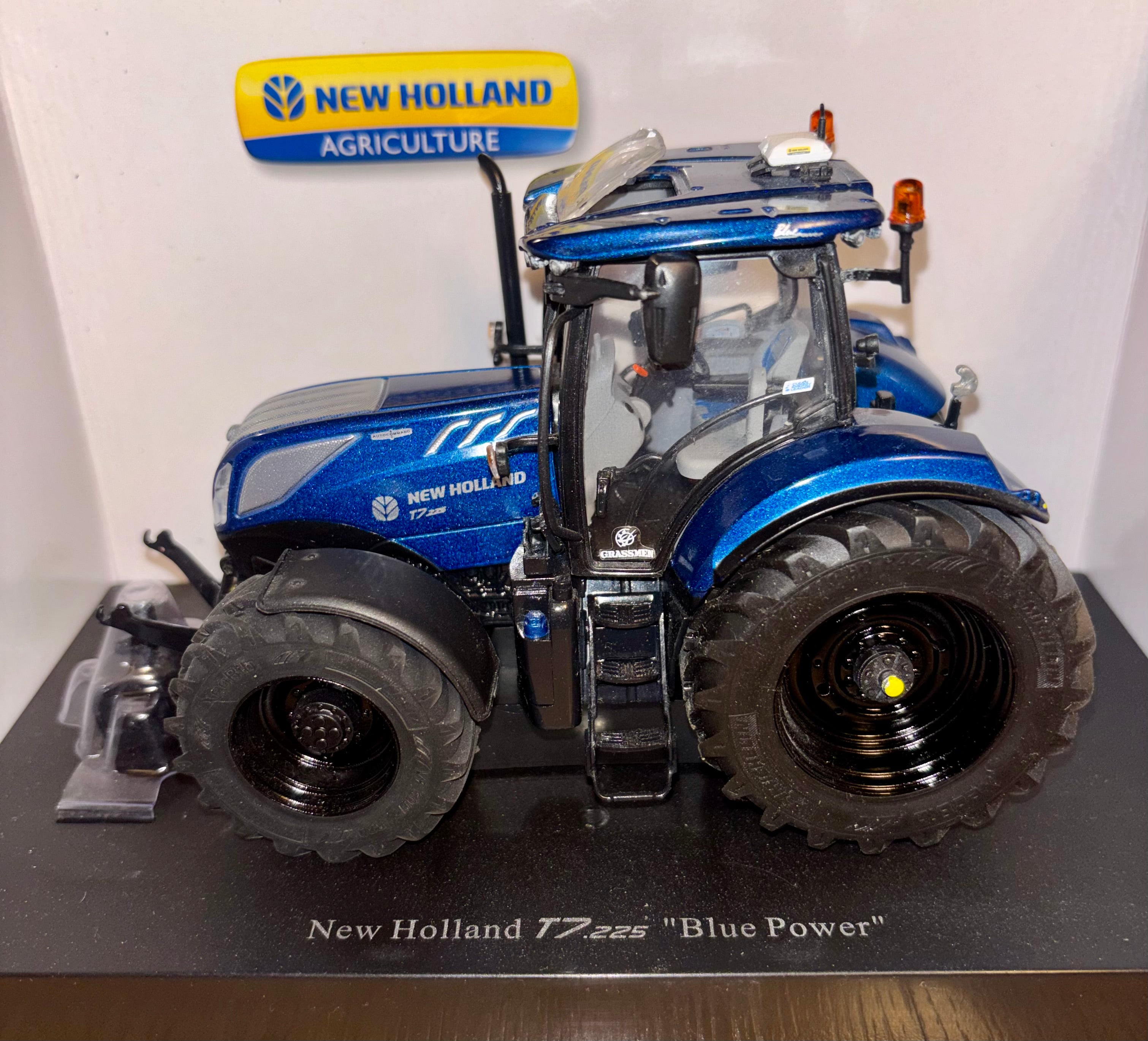 UNIVERSAL HOBBIES 1:32 SCALE NEW HOLLAND T7.225 BLUE POWER WITH P32 WHEELS