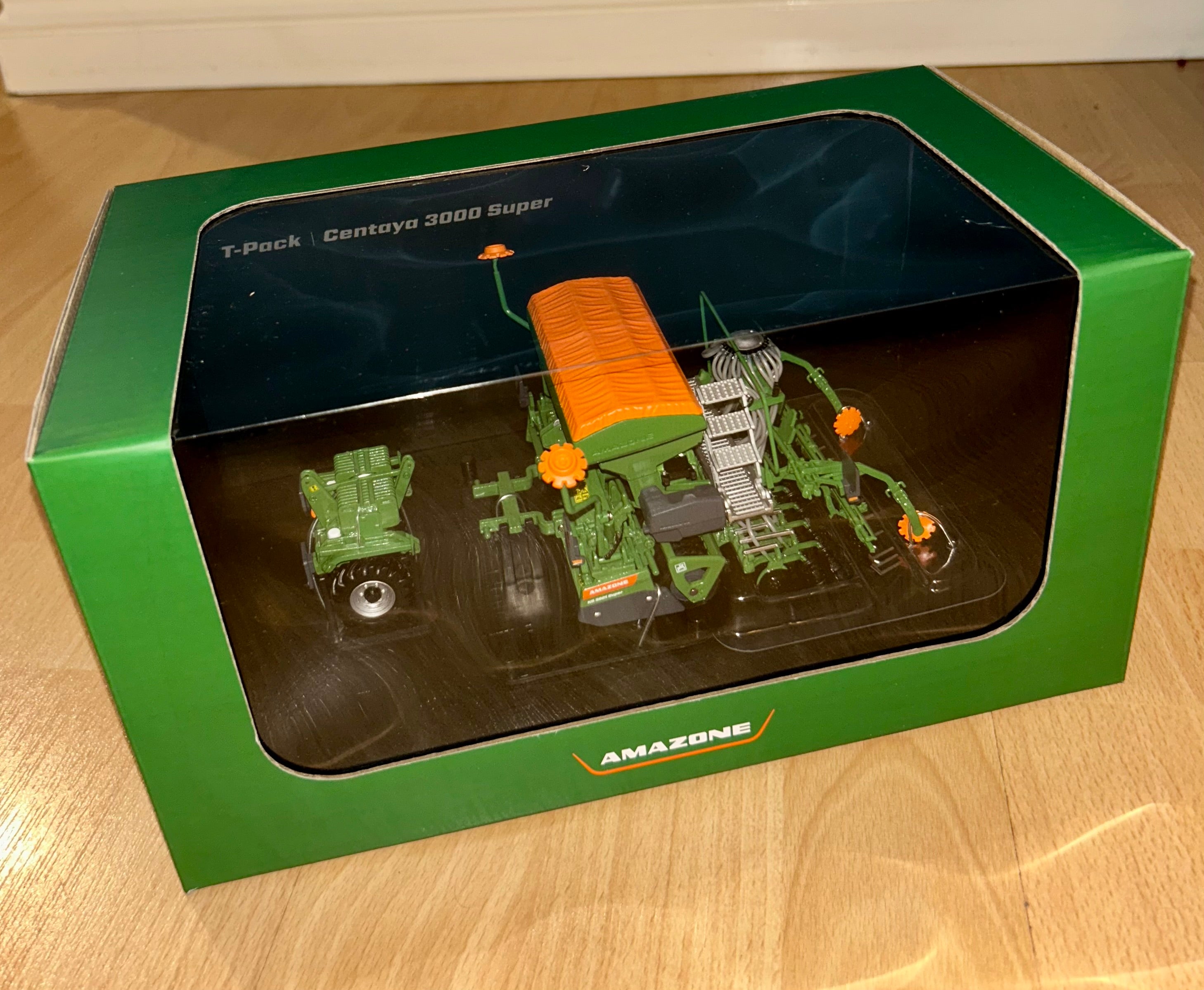 UNIVERSAL HOBBIES AMAZONE CENTAYA 3000 SUPER SEED DRILL 1:32 SCALE