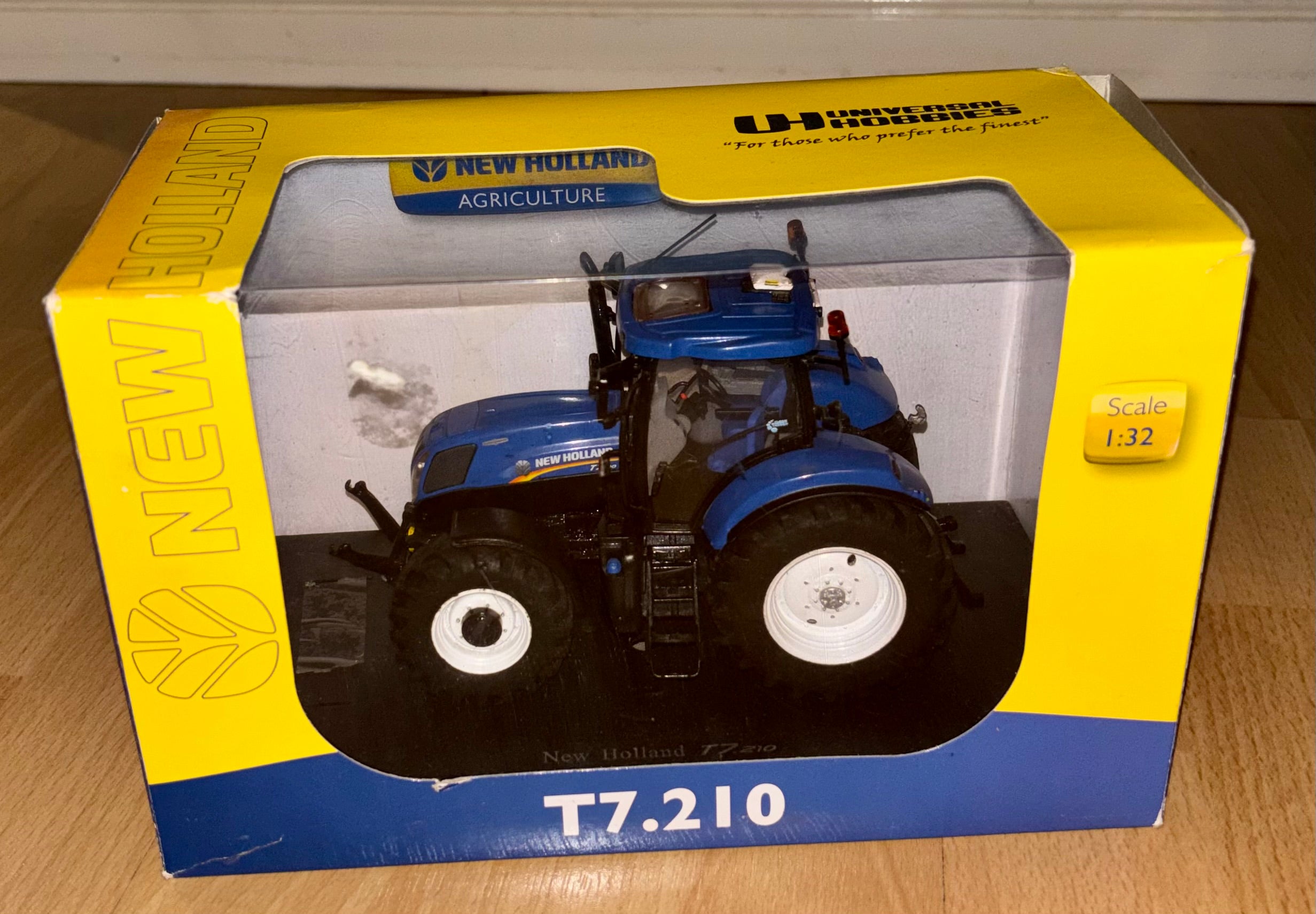 Universal Hobbies New Holland T7.210 - 1:32 Scale