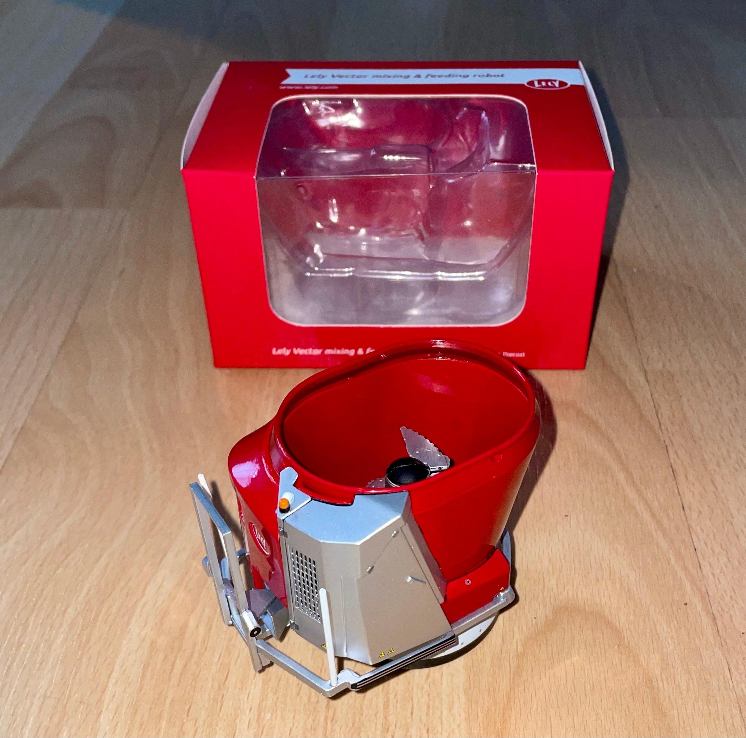 AT COLLECTIONS 1:32 SCALE LELY VECTOR FEEDING ROBOT