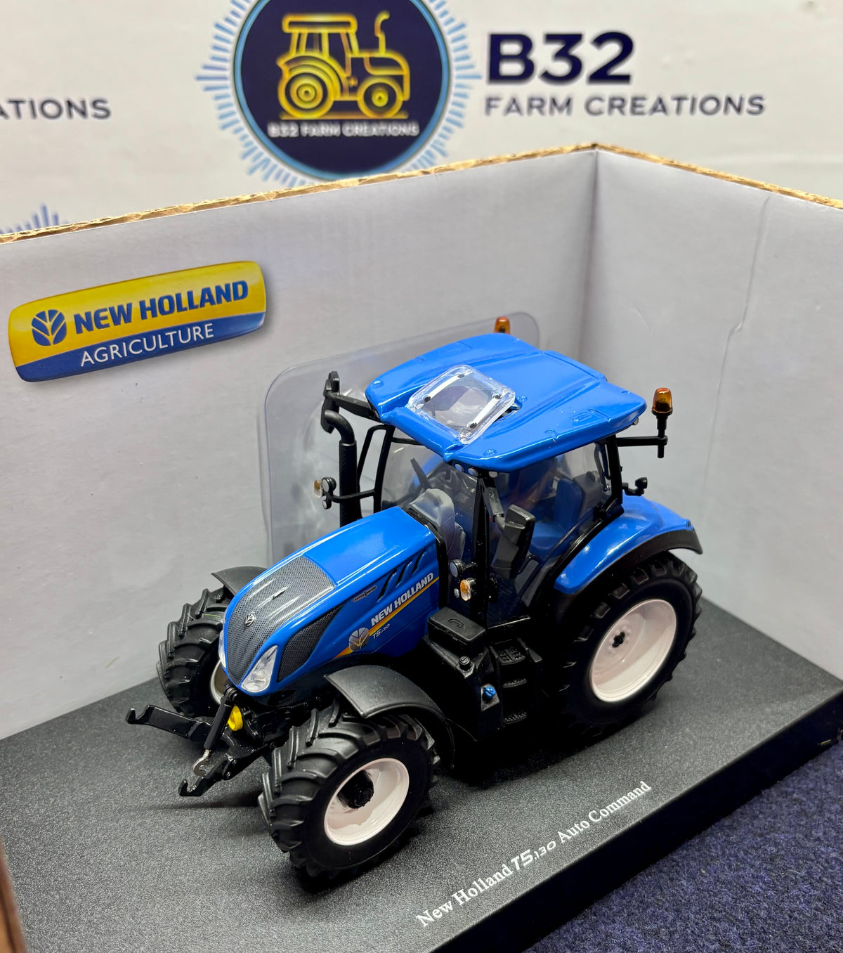 UNIVERSAL HOBBIES 1:32 SCALE NEW HOLLAND T5.130 AUTO COMMAND - SUNROOF OPENED
