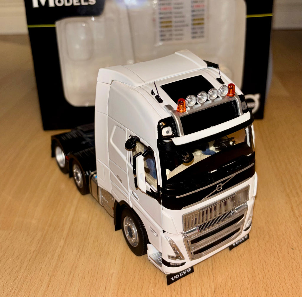 MARGE MODELS 1:32 SCALE VOLVO FH5 6X2 LORRY IN WHITE