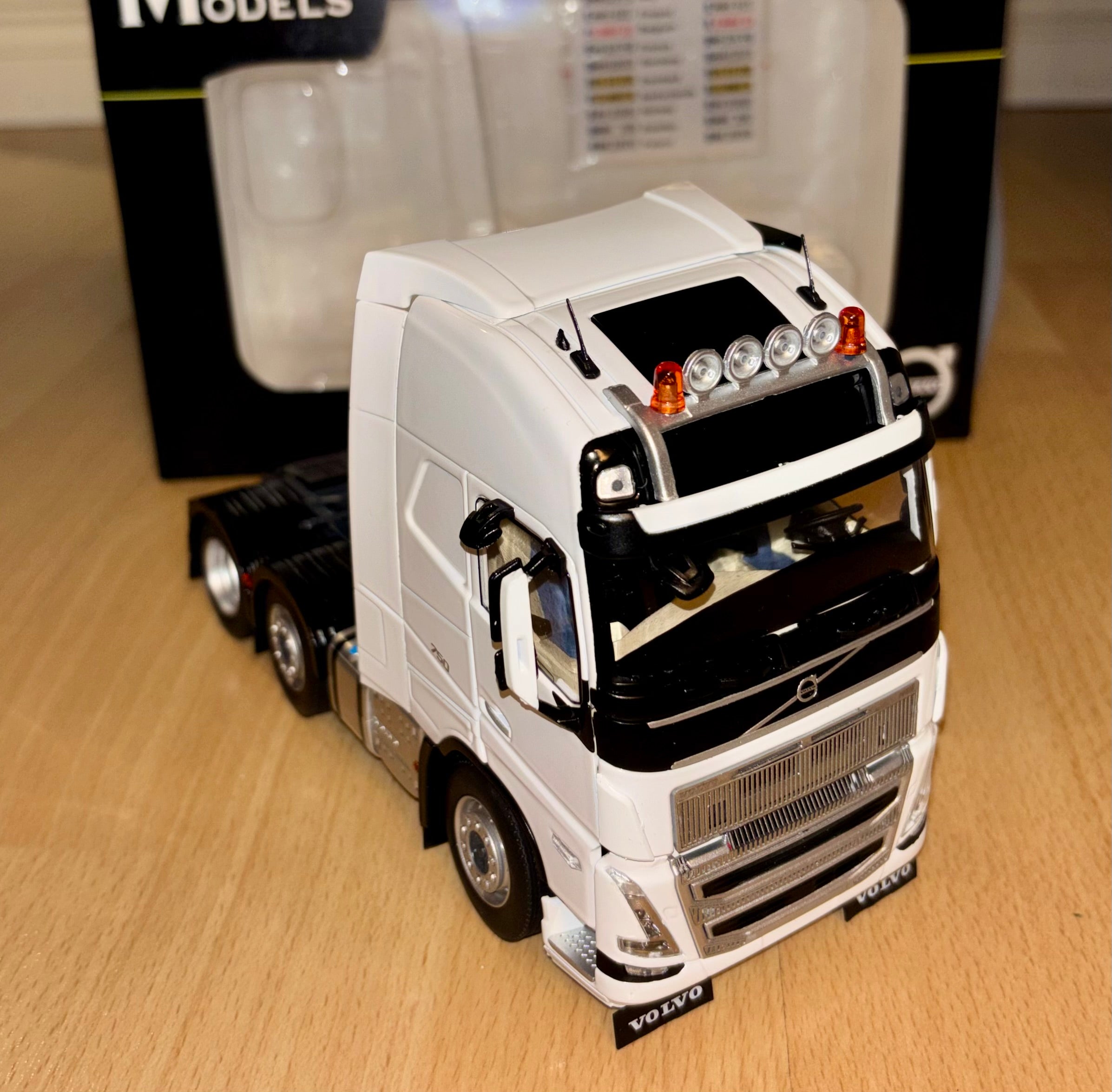 MARGE MODELS 1:32 SCALE VOLVO FH5 6X2 LORRY IN WHITE