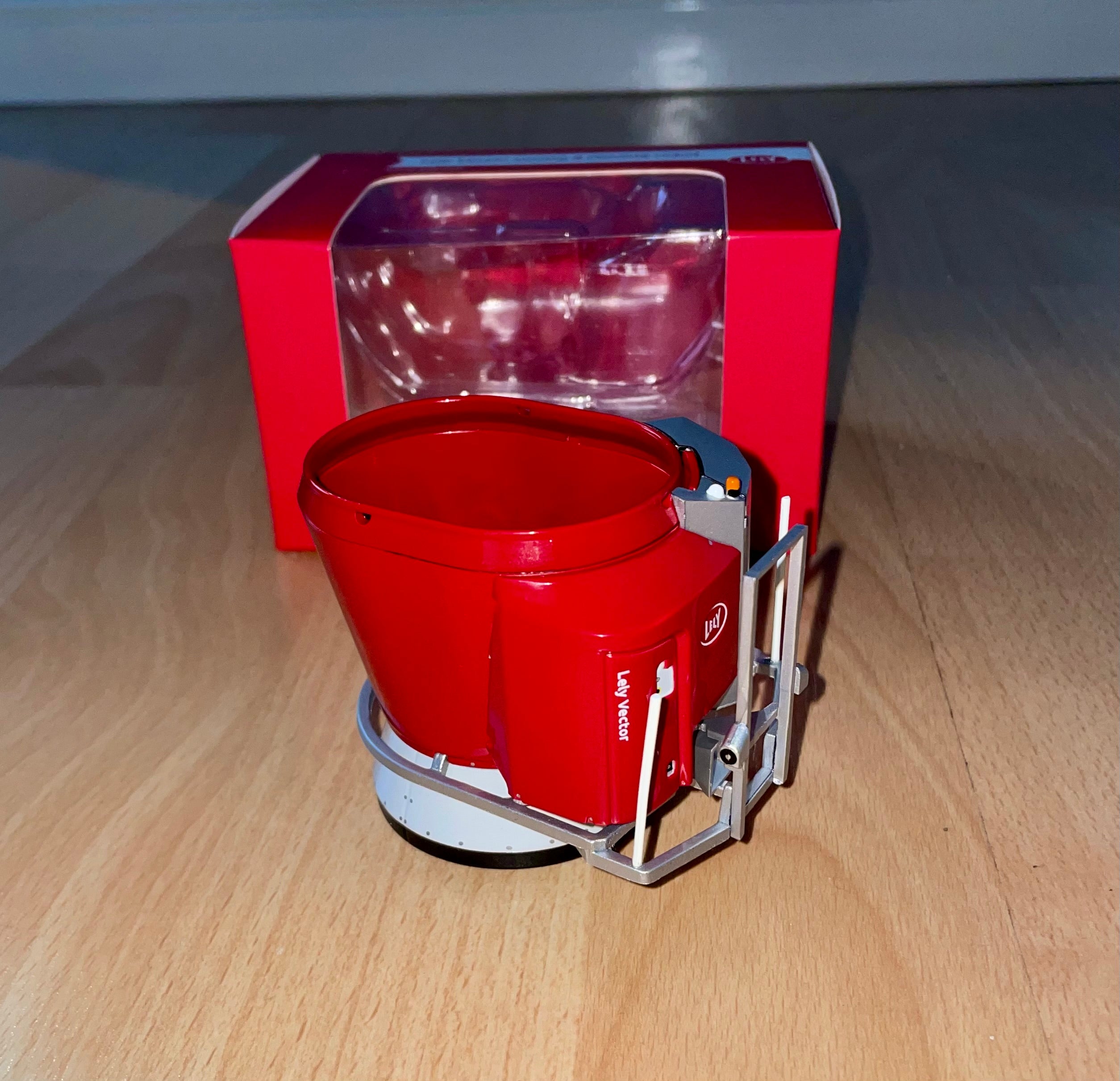 AT COLLECTIONS 1:32 SCALE LELY VECTOR FEEDING ROBOT