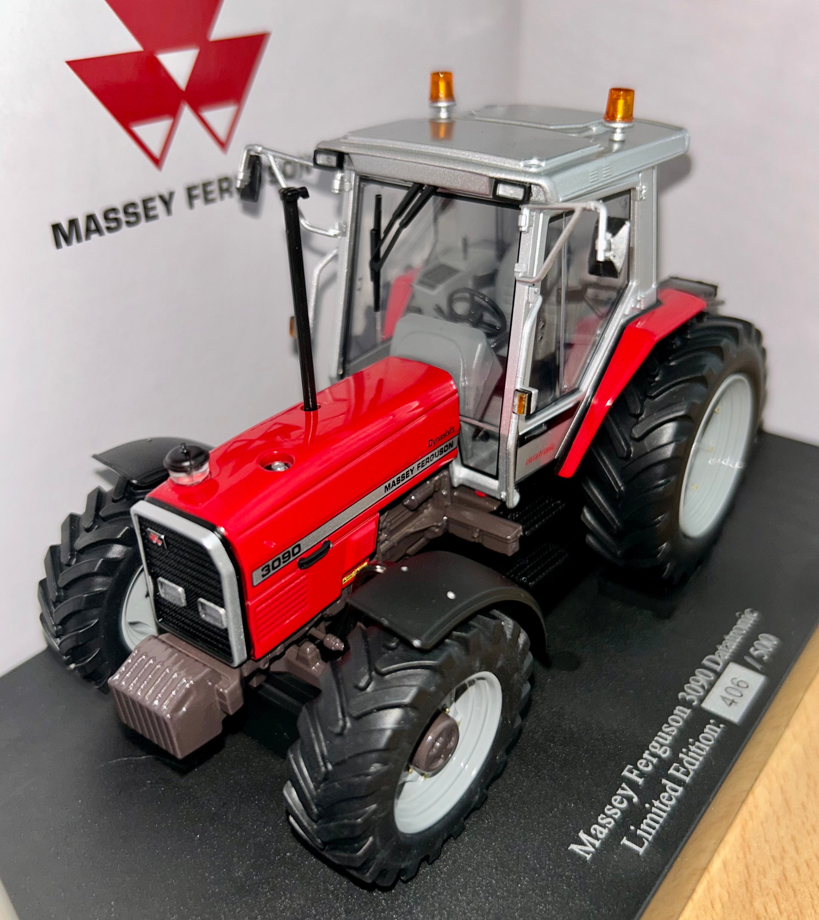 Universal Hobbies Massey Ferguson 3090 Datatronic 1:32 Scale