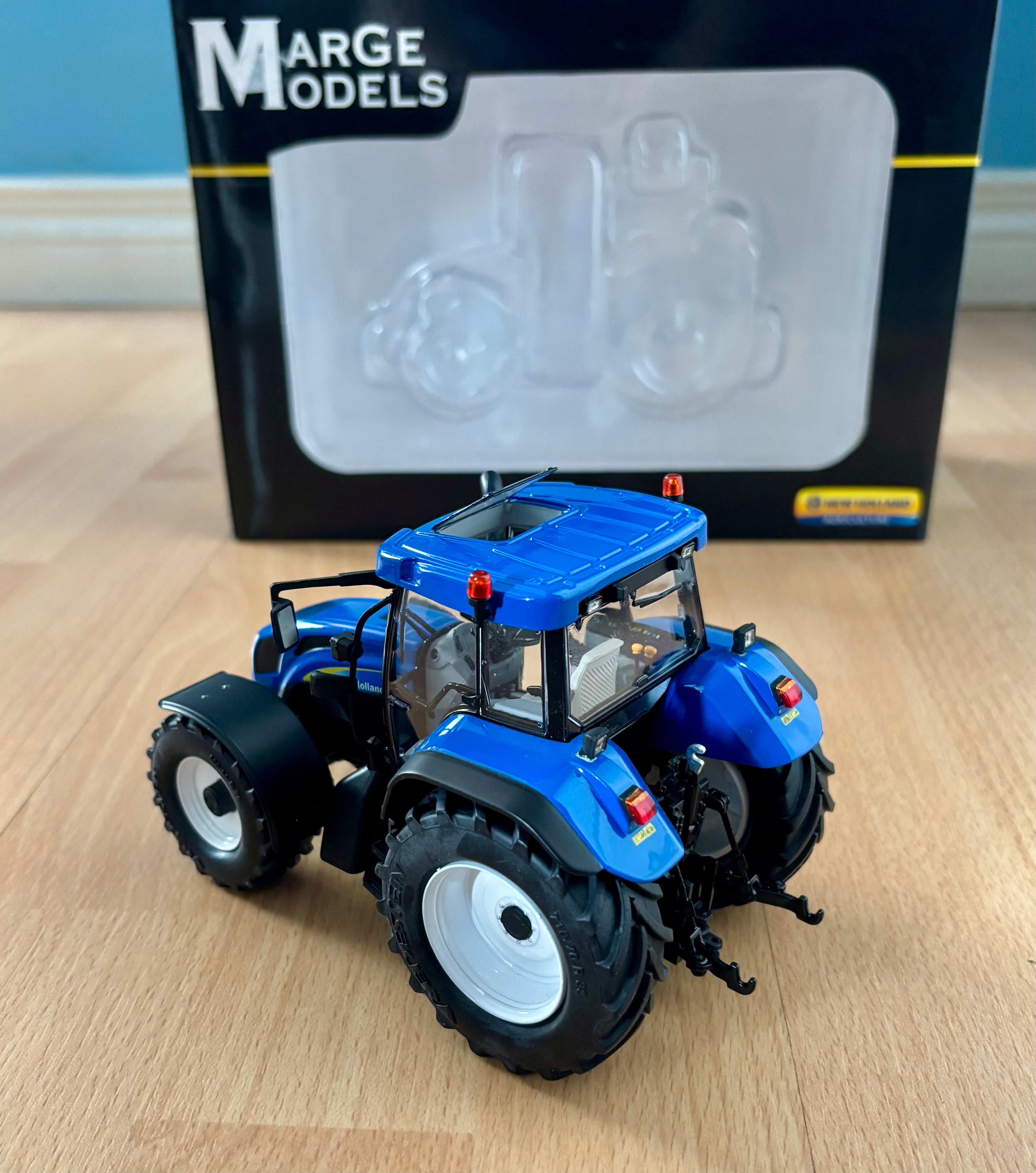 Marge Models New Holland T7550 Tractor In 1:32 Scale - Sunroof Opened