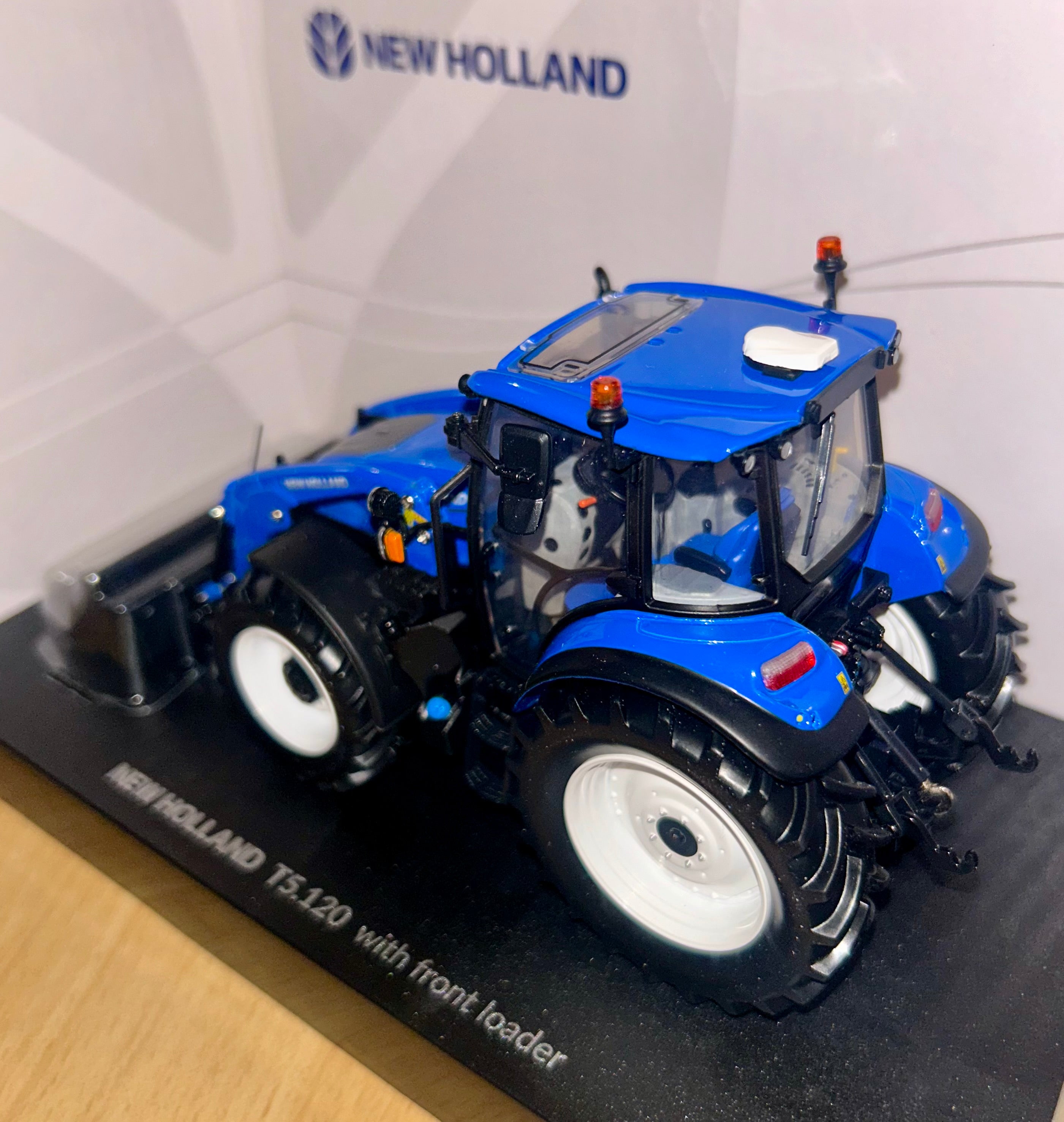 Universal Hobbies New Holland T5.120 Dual Command With Front Loader 1:32 Scale