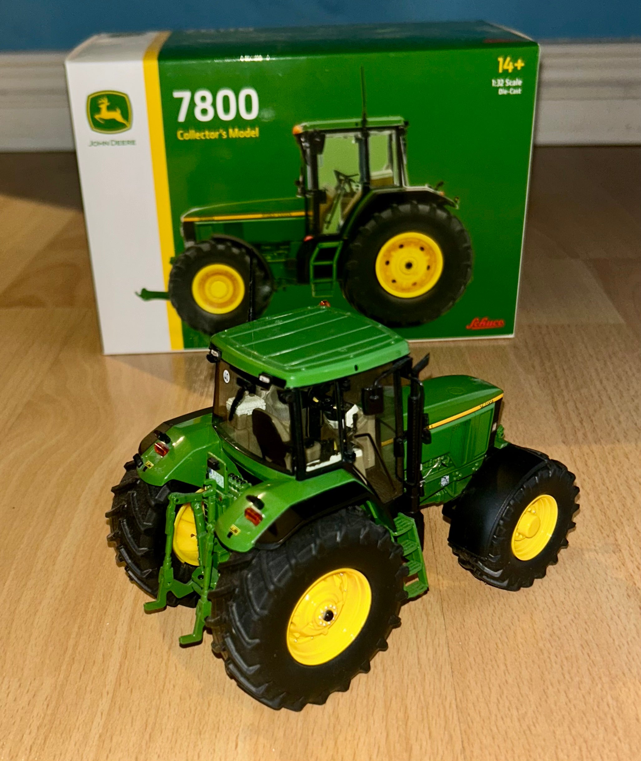 Schuco John Deere 7800 1:32 Scale - With Dealer Box