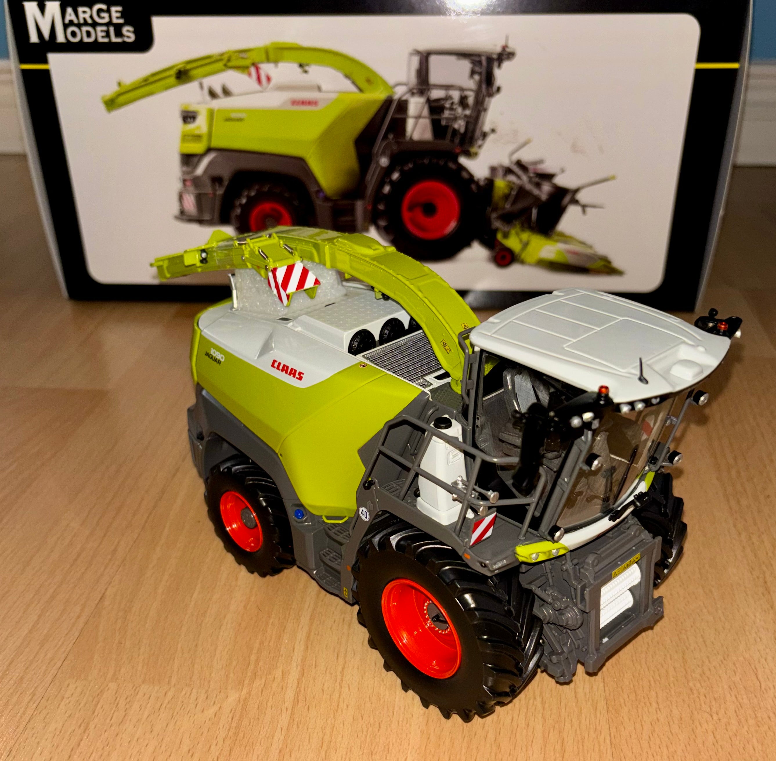 MARGE MODELS 1:32 SCALE CLAAS JAGUAR 1090 WITH MAIZE HEADER