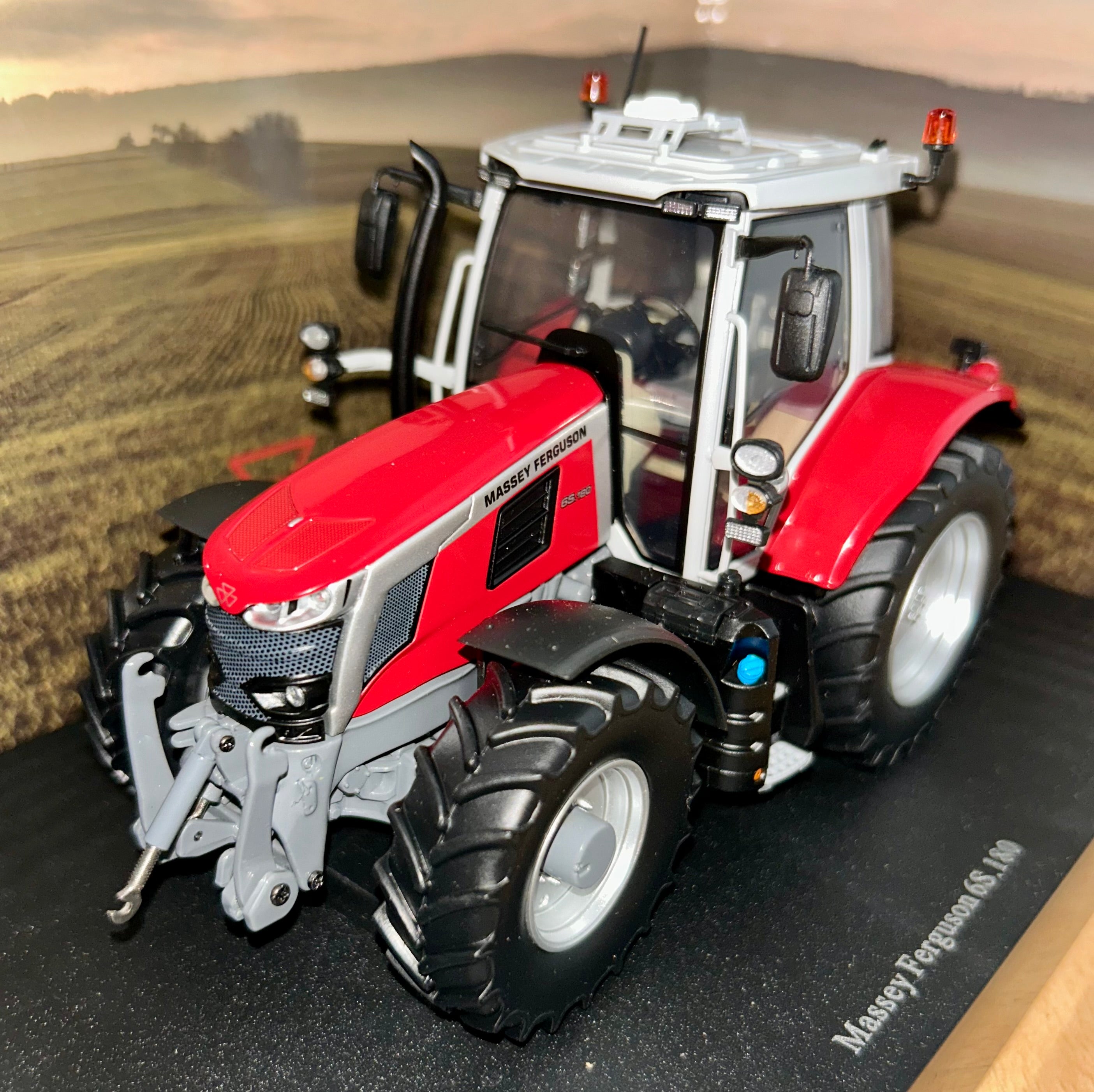 UNIVERSAL HOBBIES MASSEY FERGUSON 6S.180 1:32 Scale