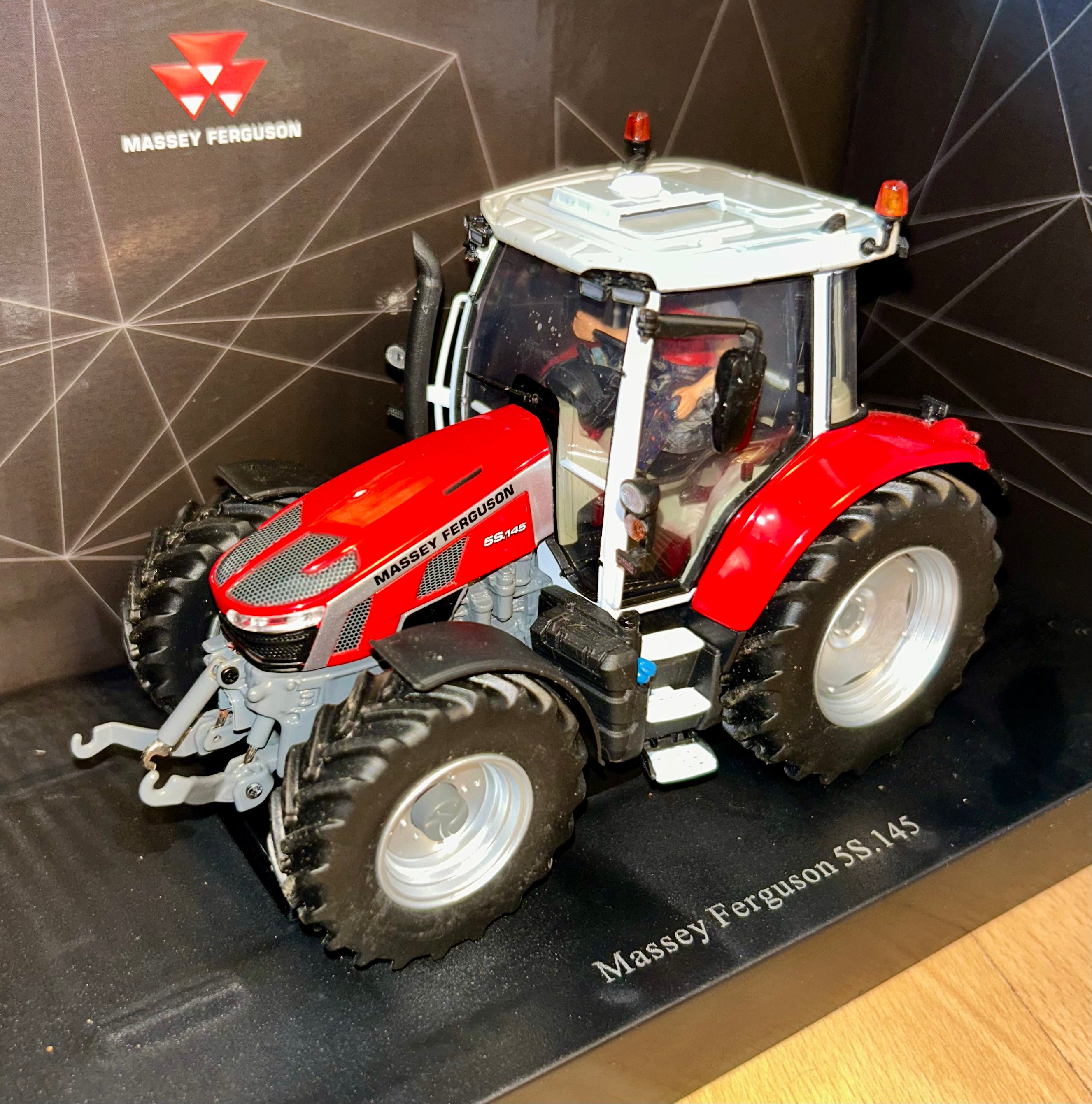 UNIVERSAL HOBBIES 6304 MASSEY FERGUSON 5S.145 1:32 SCALE