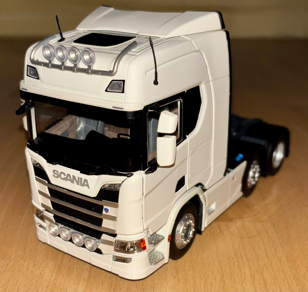 MARGE MODELS 1:32 SCALE SCANIA R530 6X2 LORRY IN WHITE