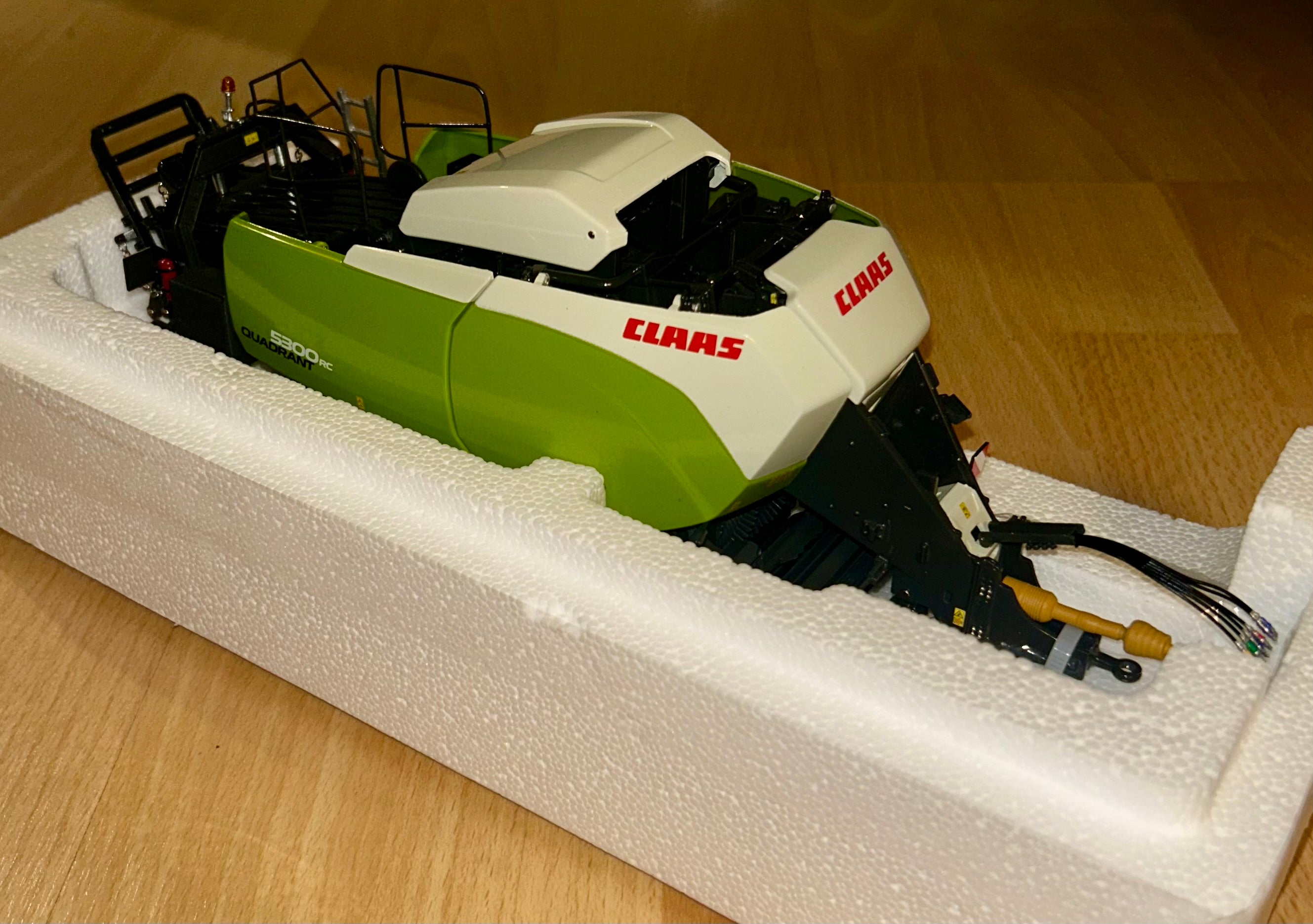 ROS CLAAS QUADRANT 5300 RC BIG SQUARE BALER 1:32 SCALE
