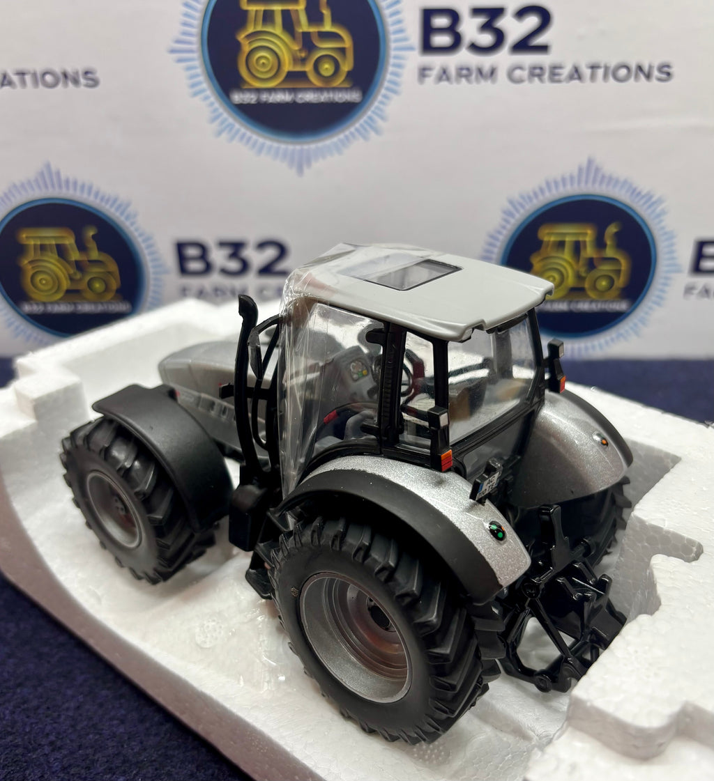 Hürlimann XL 165.7 Valtra G135 1:32 Scale Tractor Limited Edition