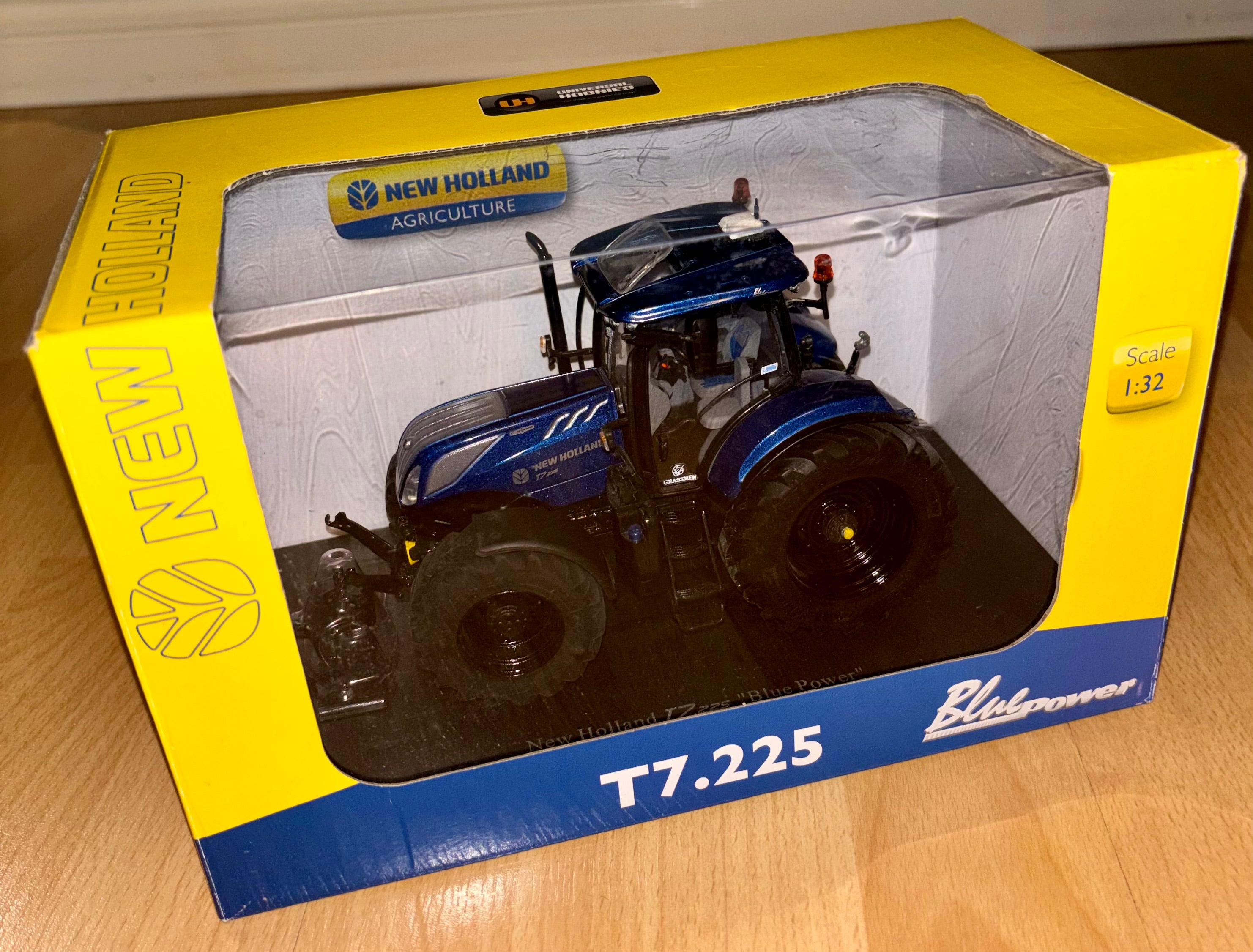 UNIVERSAL HOBBIES 1:32 SCALE NEW HOLLAND T7.225 BLUE POWER WITH P32 WHEELS
