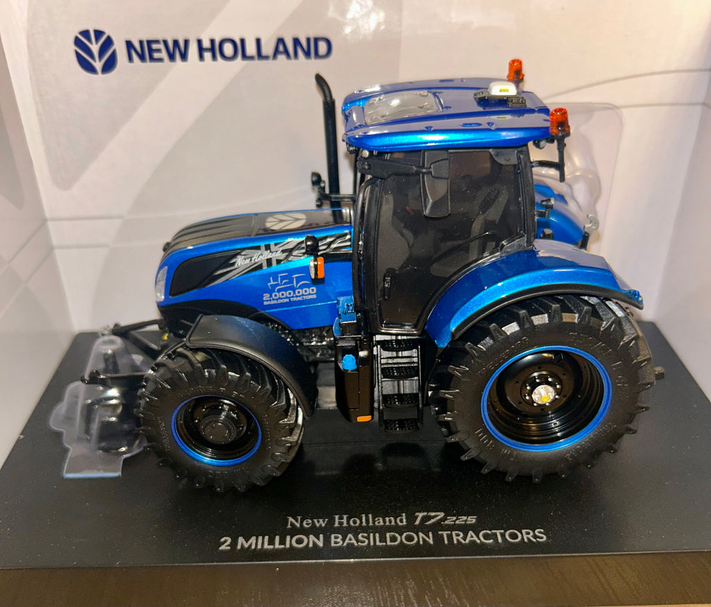 UNIVERSAL HOBBIES 1:32 SCALE NEW HOLLAND T7.225 - 2 Millionth Basildon Edition