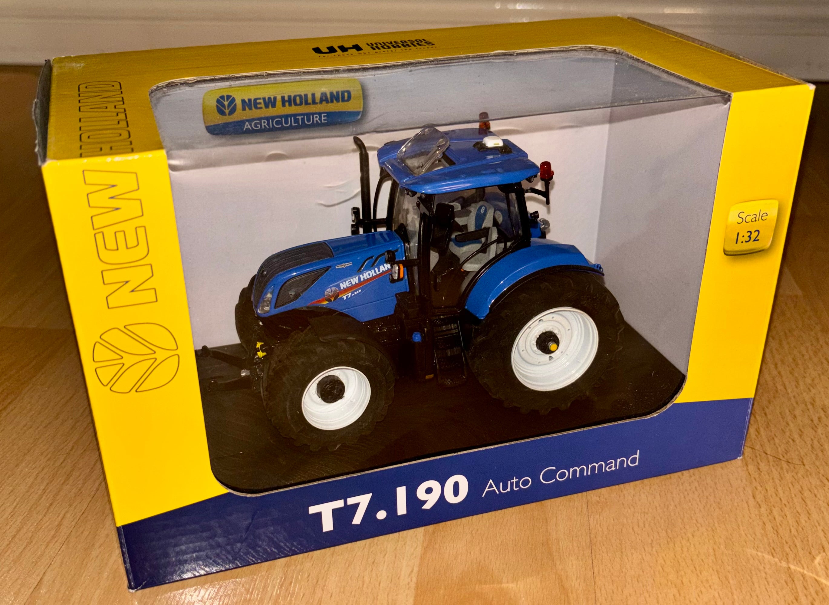 Universal Hobbies New Holland T7.190 1:32 Scale - P32 Wheels And Open Sunroof