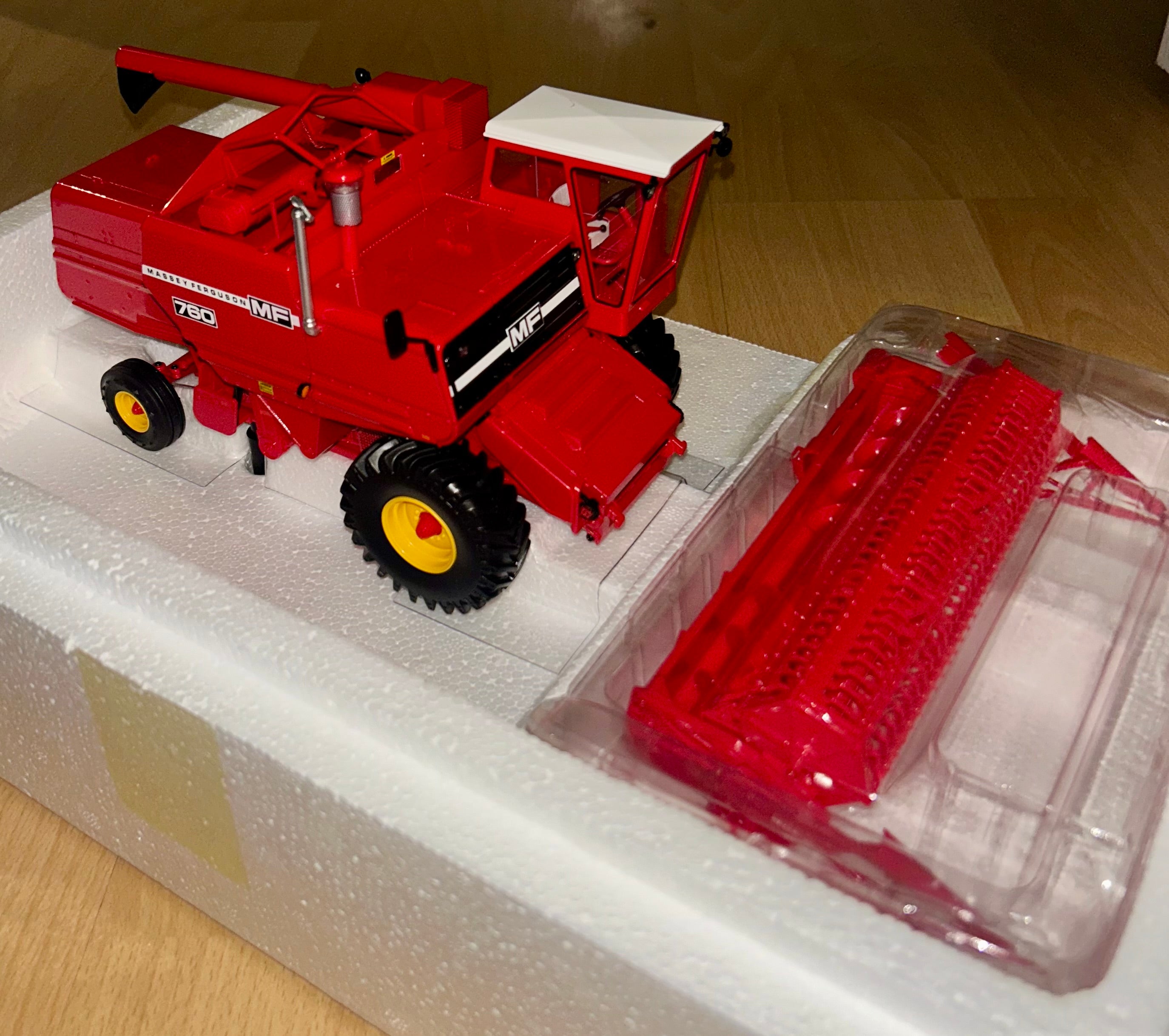UNIVERSAL HOBBIES MASSEY FERGUSON 760 HARVESTER 1:32 SCALE