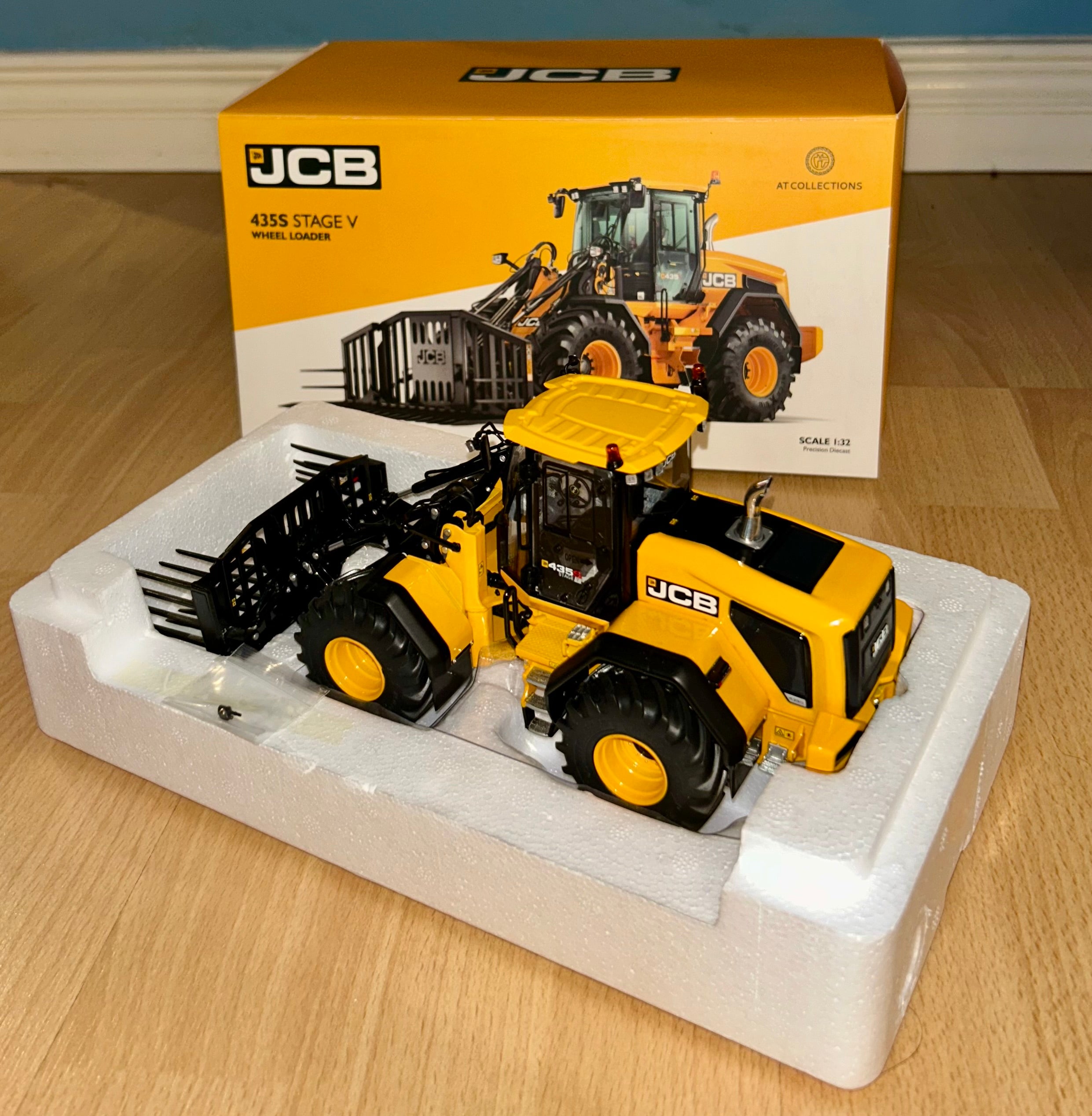 AT COLLECTIONS 1:32 JCB 435S AGRI WHEELED LOADALL - X DISPLAY MODEL