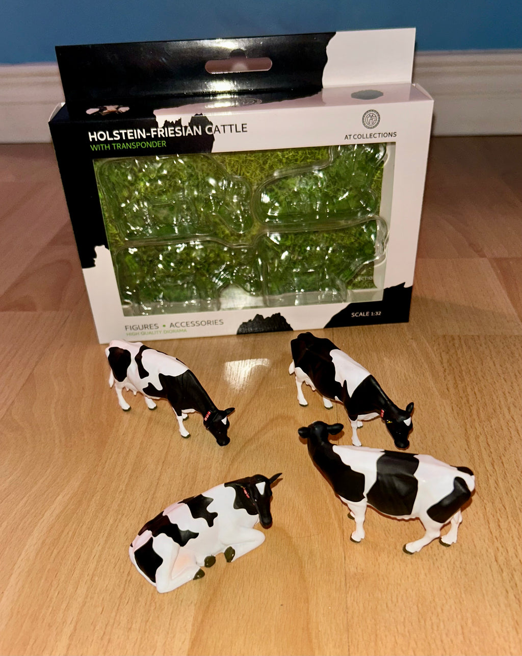 AT COLLECTIONS 1:32 SCALE HOLSTEIN FRIESIAN CATTLE WITH ROBOT TRANSPONDERS