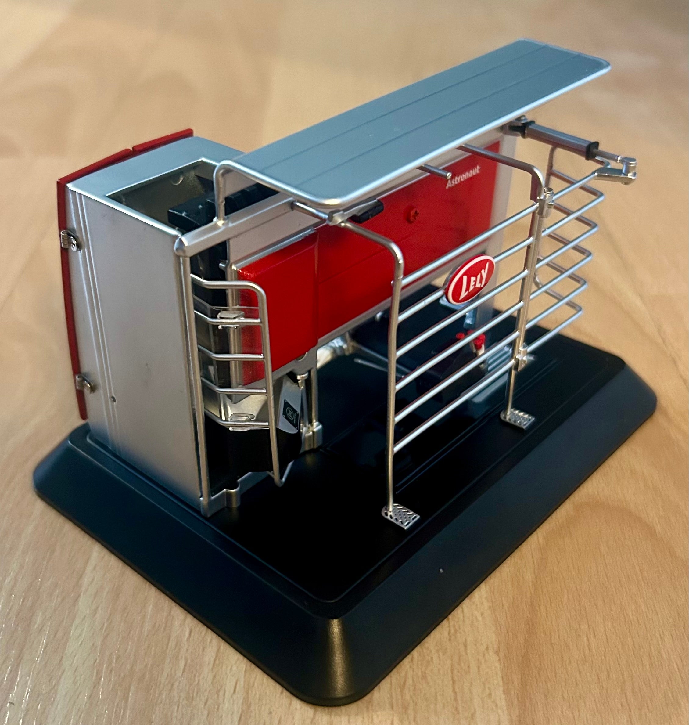 AT COLLECTIONS 1:32 SCALE LELY ASTRONAUT A5 NEXT GEN MILKING ROBOT