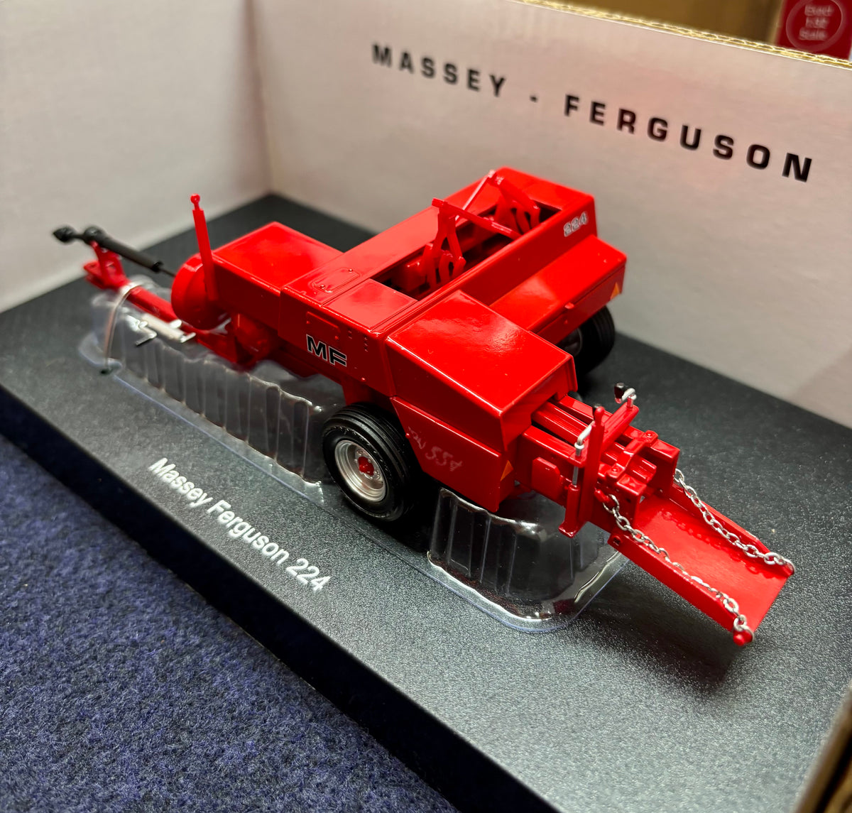 UNIVERSAL HOBBIES MASSEY FERGUSON 224 SMALL SQUARE BALER 1:32 SCALE